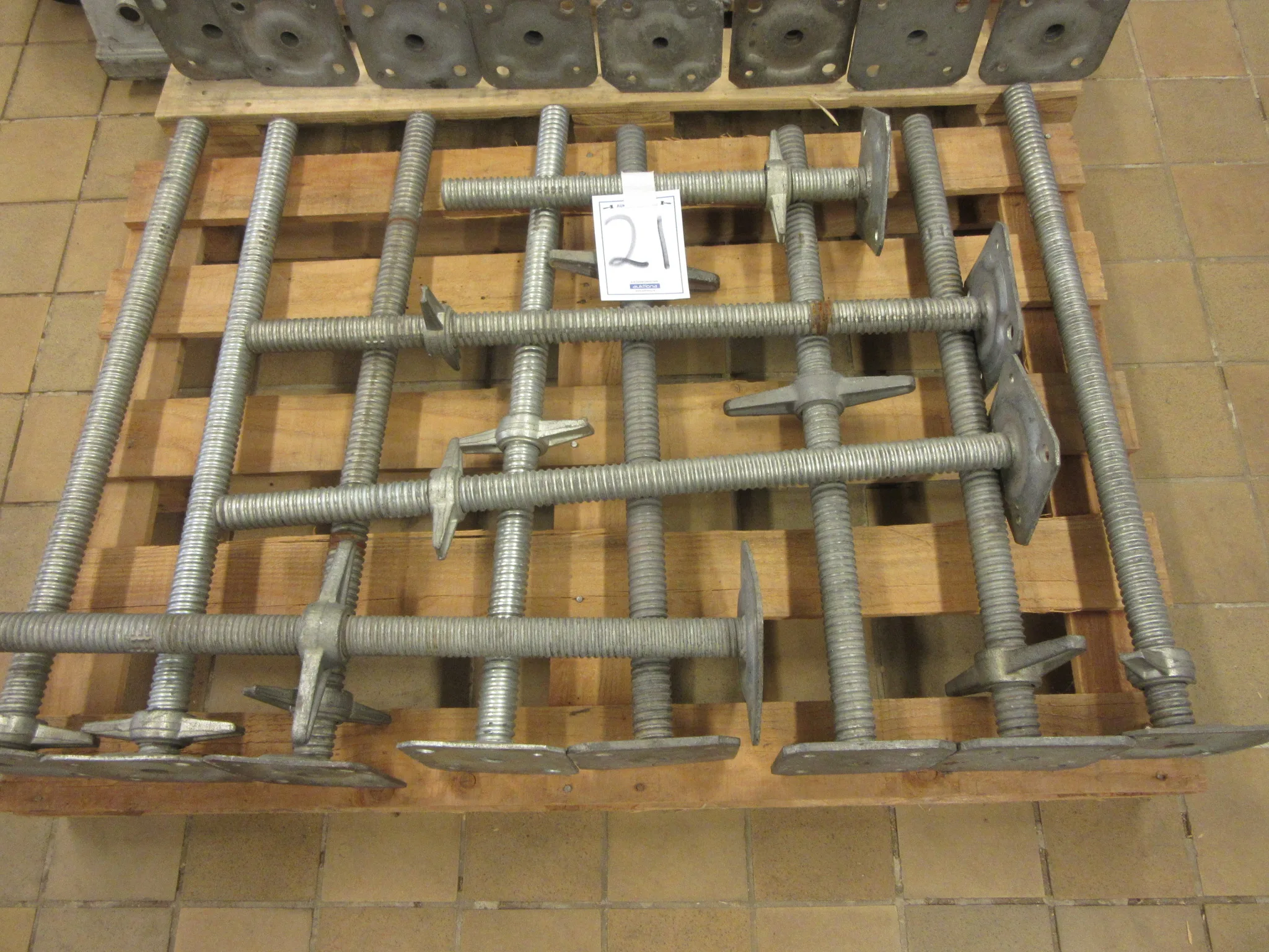Ställbara fötter till alu ställningar på auktion i Nässjö hos Auctiona