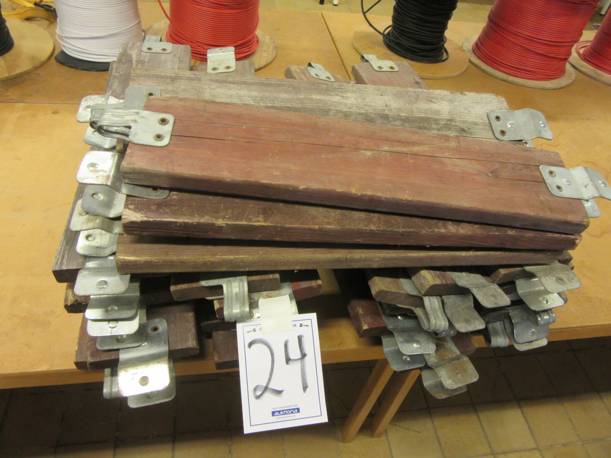 Röda träsparklister på auktion i Nässjö hos Auctiona