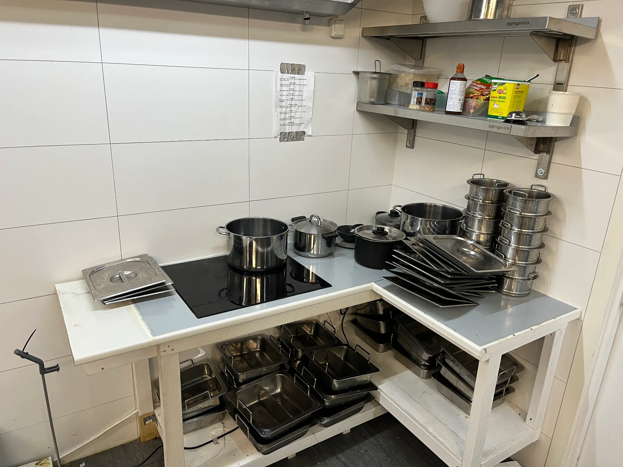 Induktionshäll, kantiner, grytor och hyllor