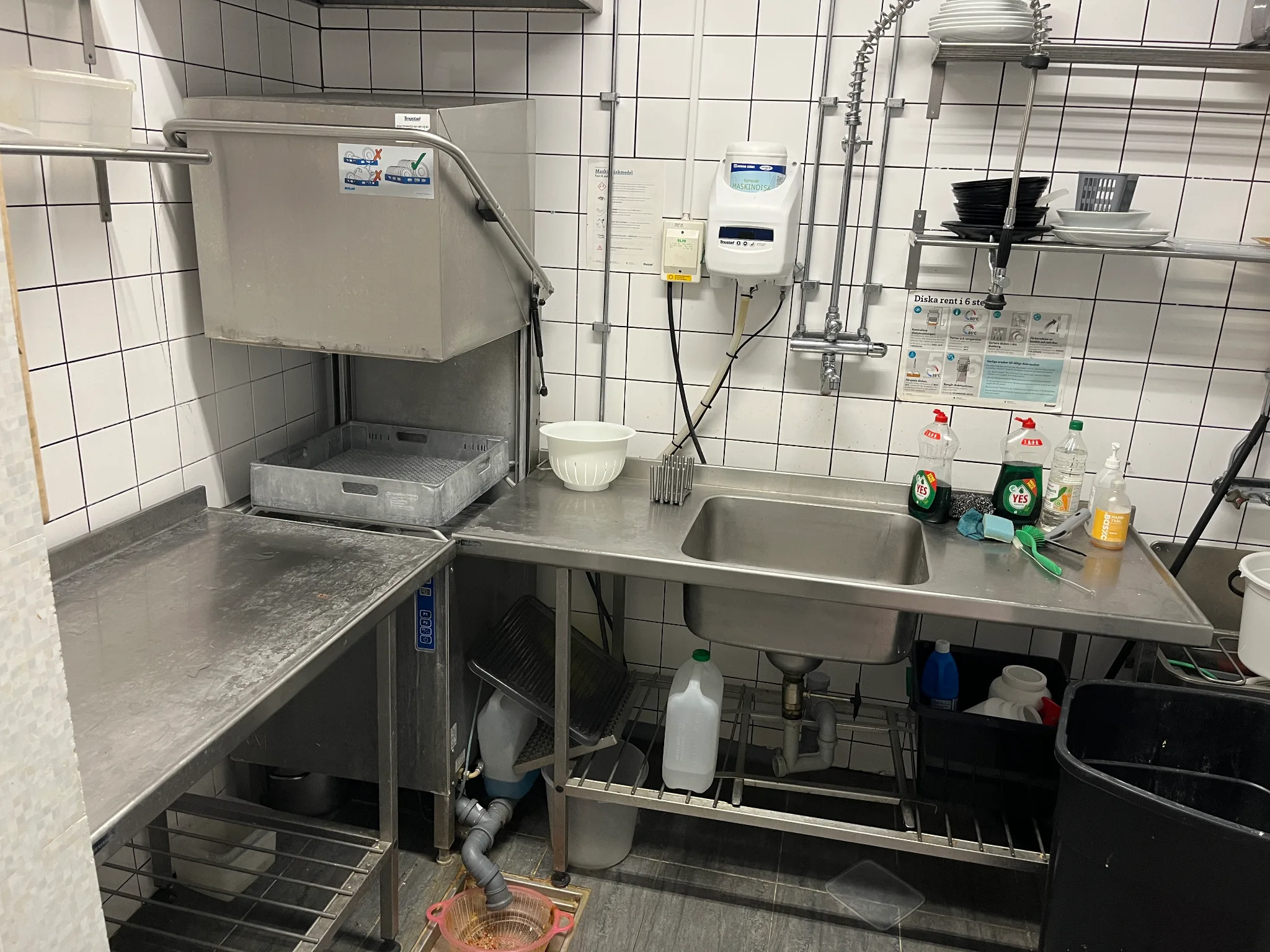 Backdiskmaskin, rostfria bänkar, backställ och diskbackar
