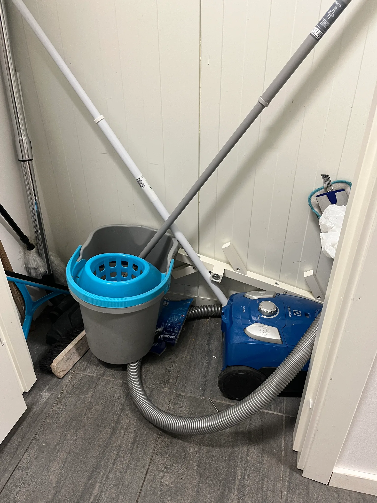Dammsugare och svabbhink