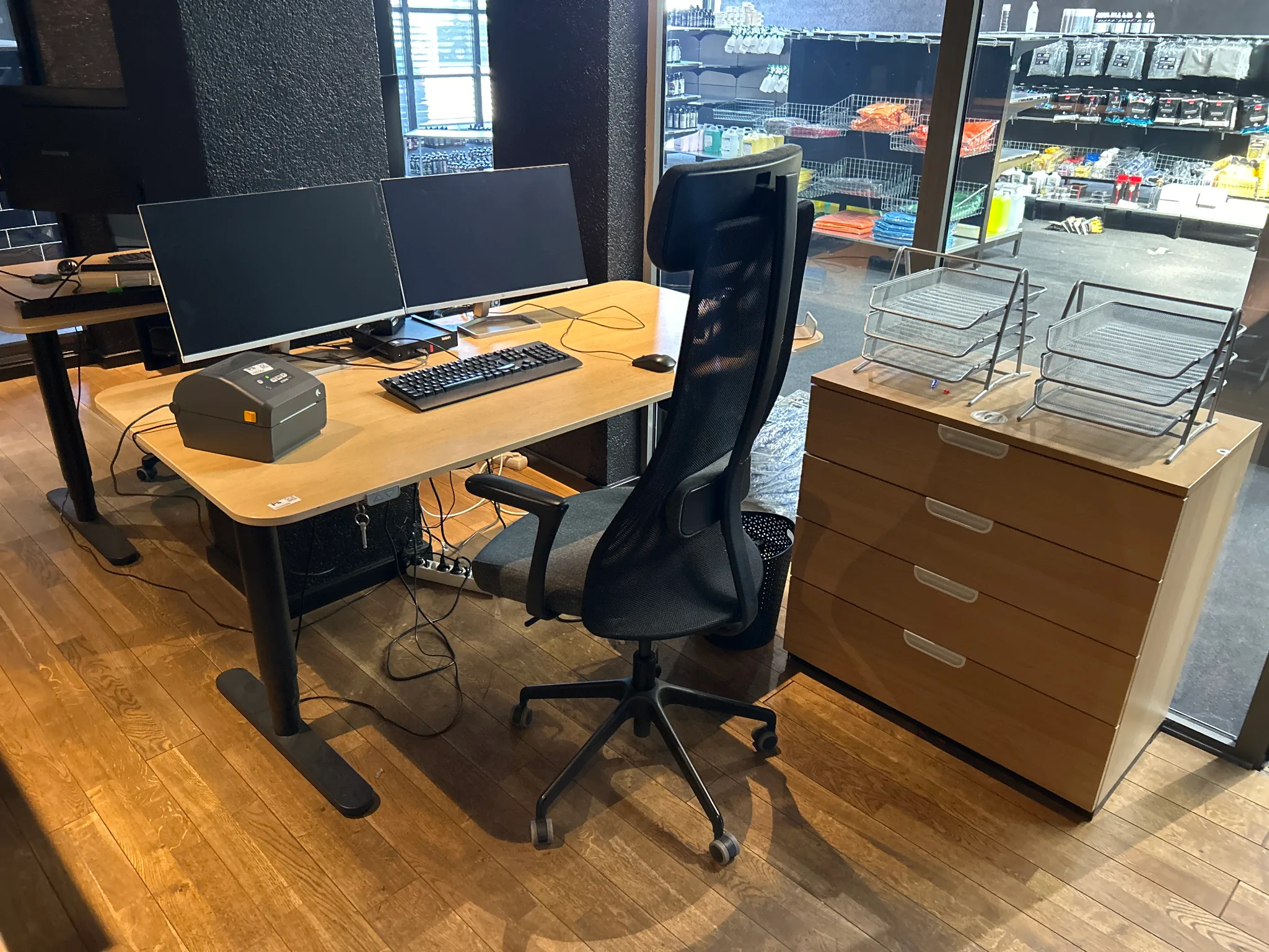 Kontorsarbetsplats med skrivbord