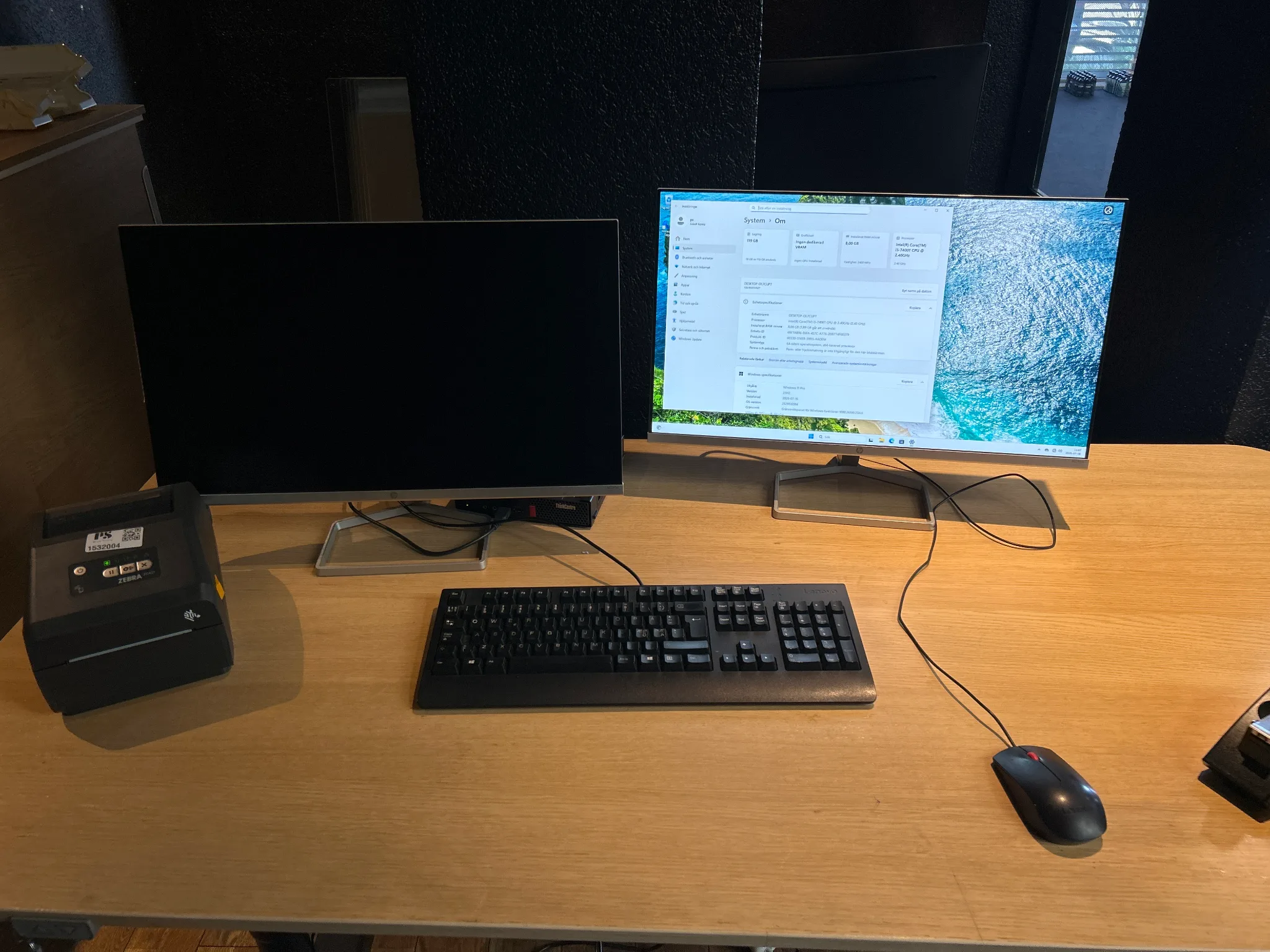MiniPC med två skärmar och etikettskrivare