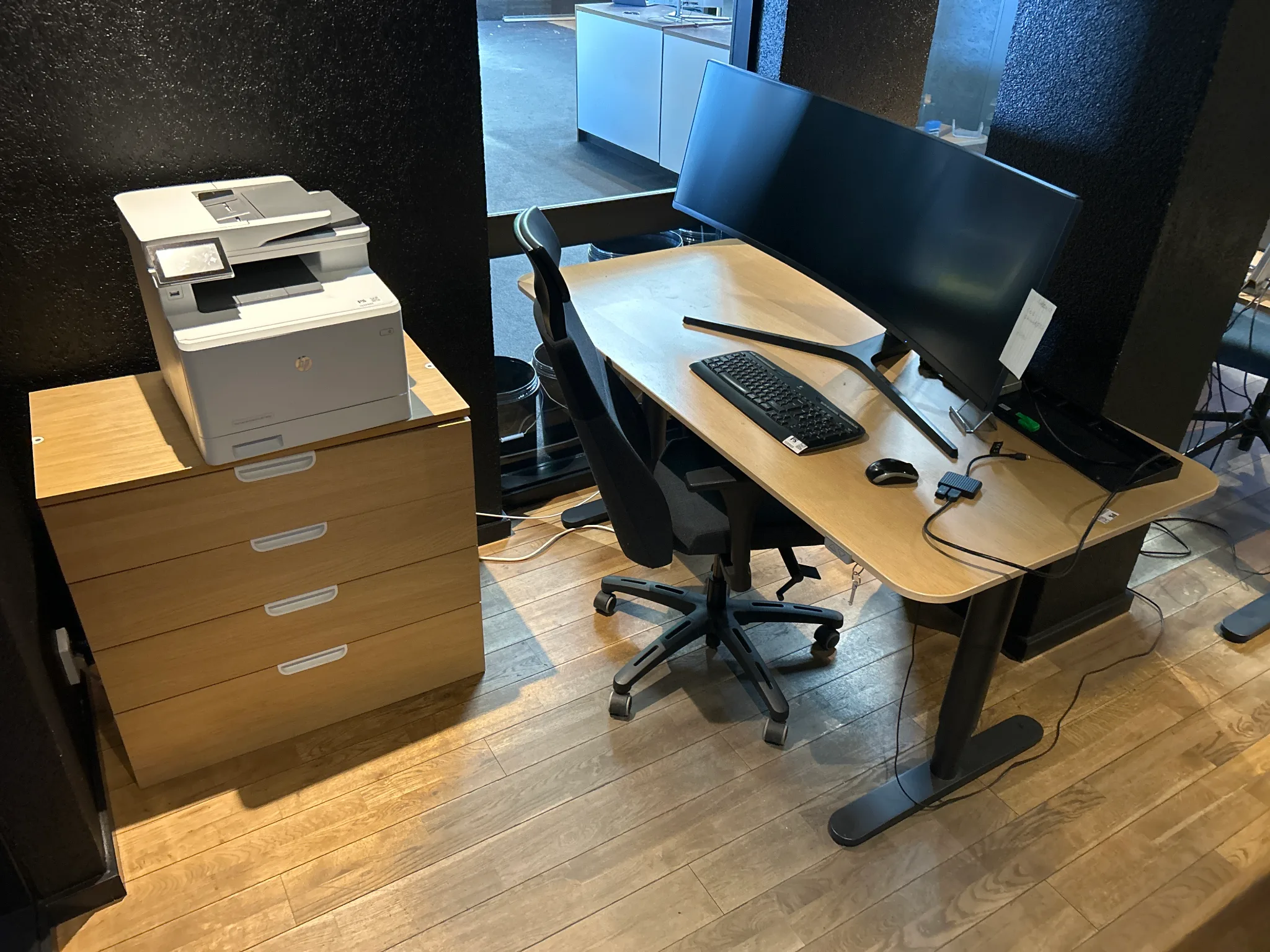 Kontorsarbetsplats med skrivbord, Kinnarps stol m.m.