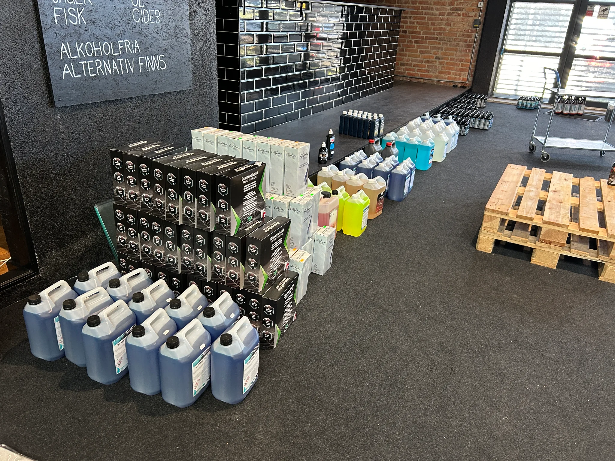Parti med bilvårdsprodukter, ca 400 produkter