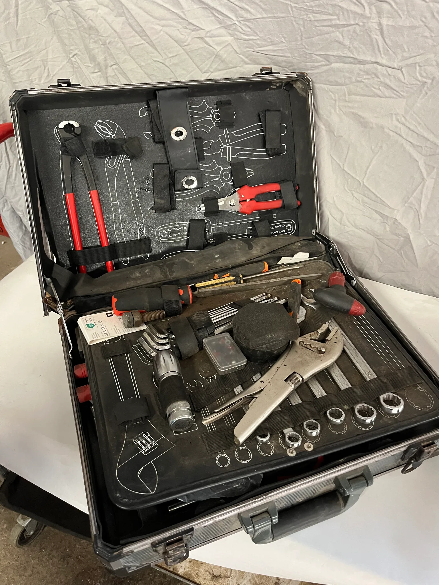 Trasig verkstadsväska med verktyg på auktion i Fjärdhundra hos Auctiona