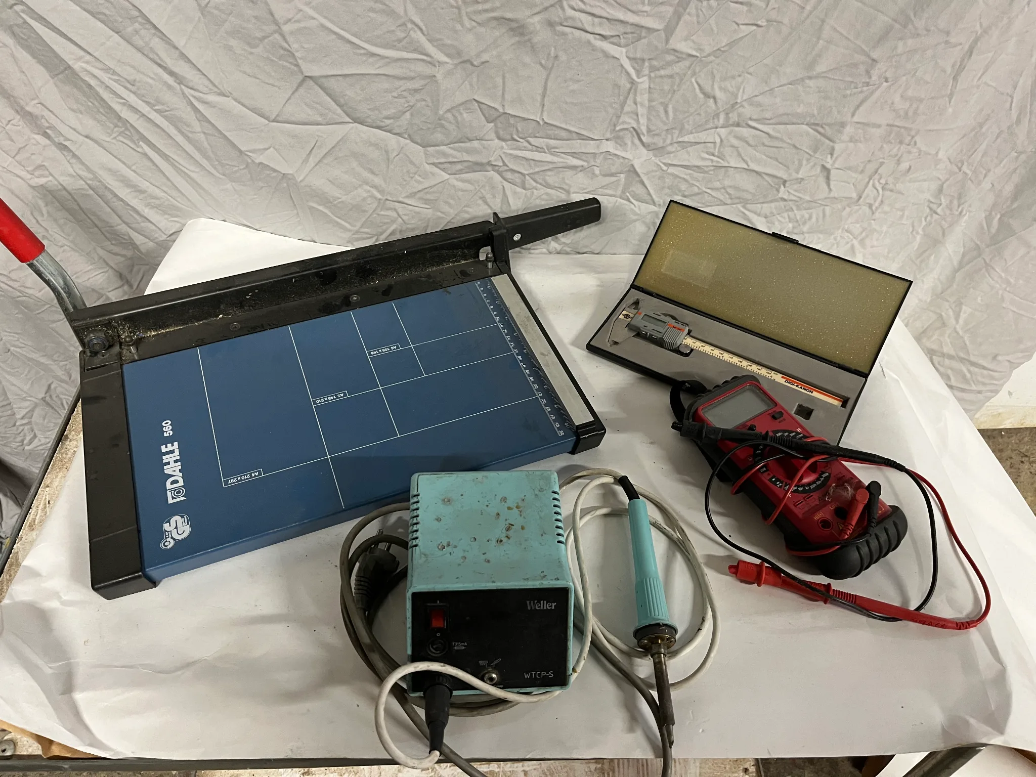 Skärmaskin, digitalt skjutmått, multimeter, lödpenna på auktion i Fjärdhundra hos Auctiona