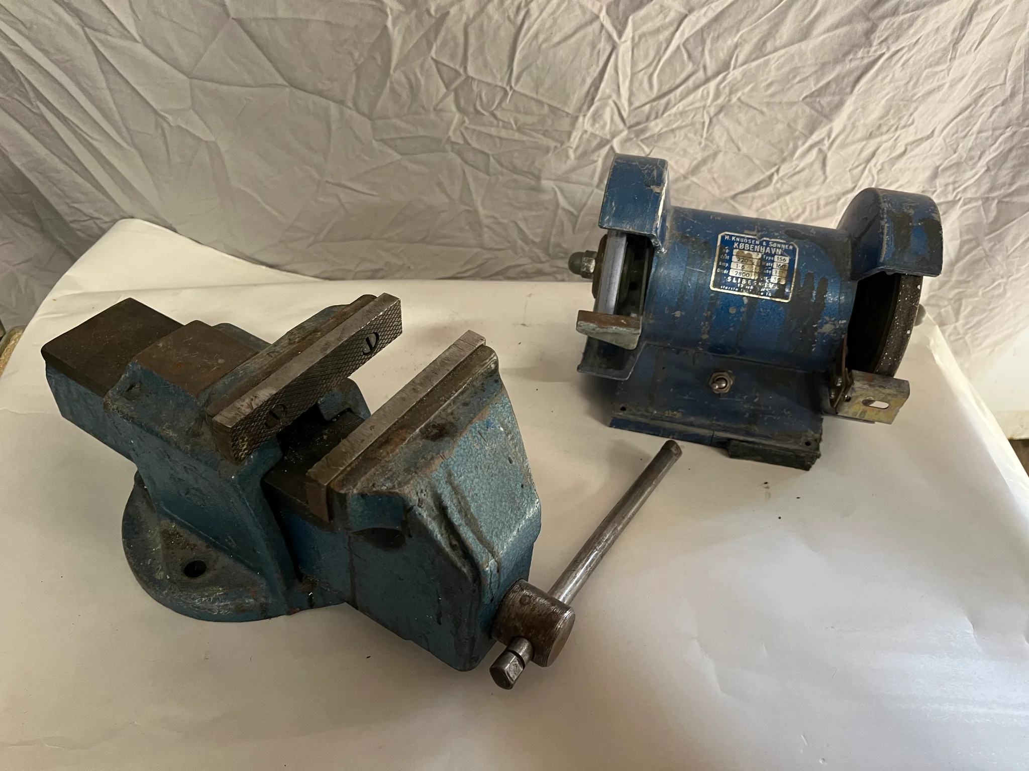 Skruvstäd samt bänkslipmaskin på auktion i Fjärdhundra hos Auctiona