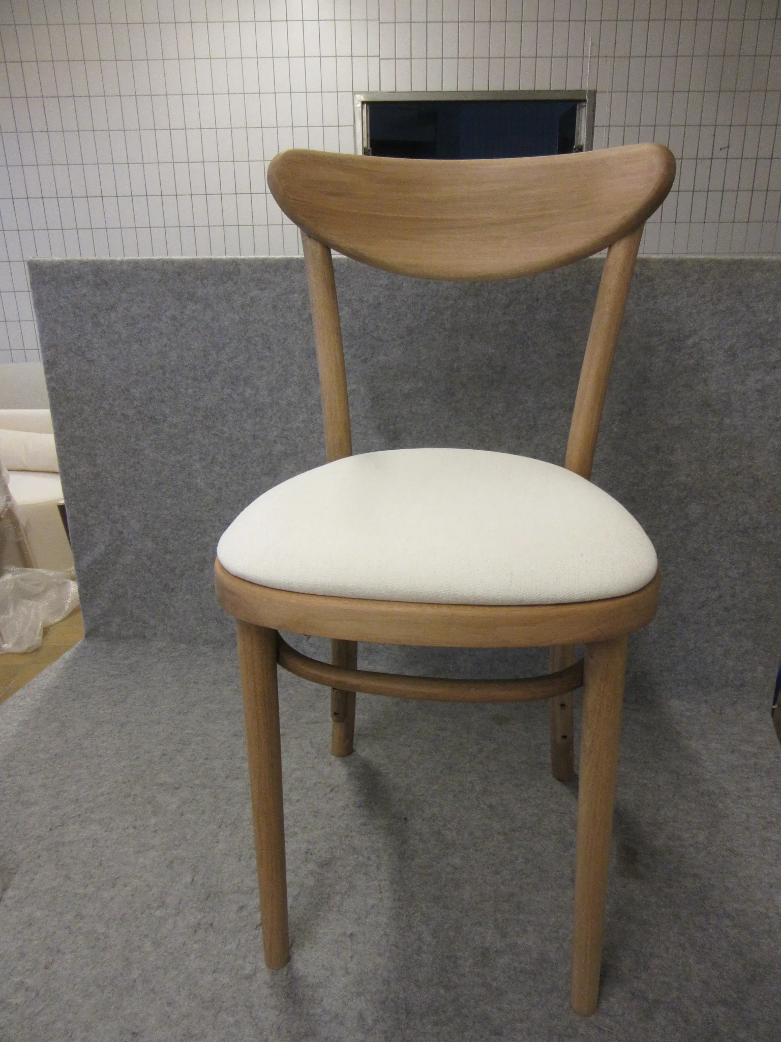 2 st trästolar Fameg på auktion i Nässjö hos Auctiona