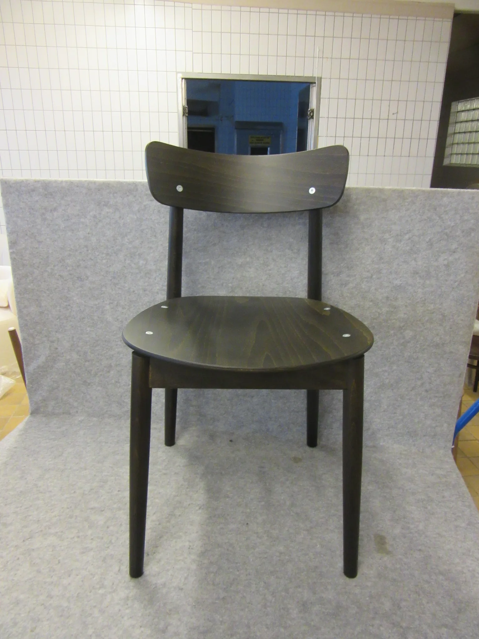 3 st trästolar Fameg på auktion i Nässjö hos Auctiona