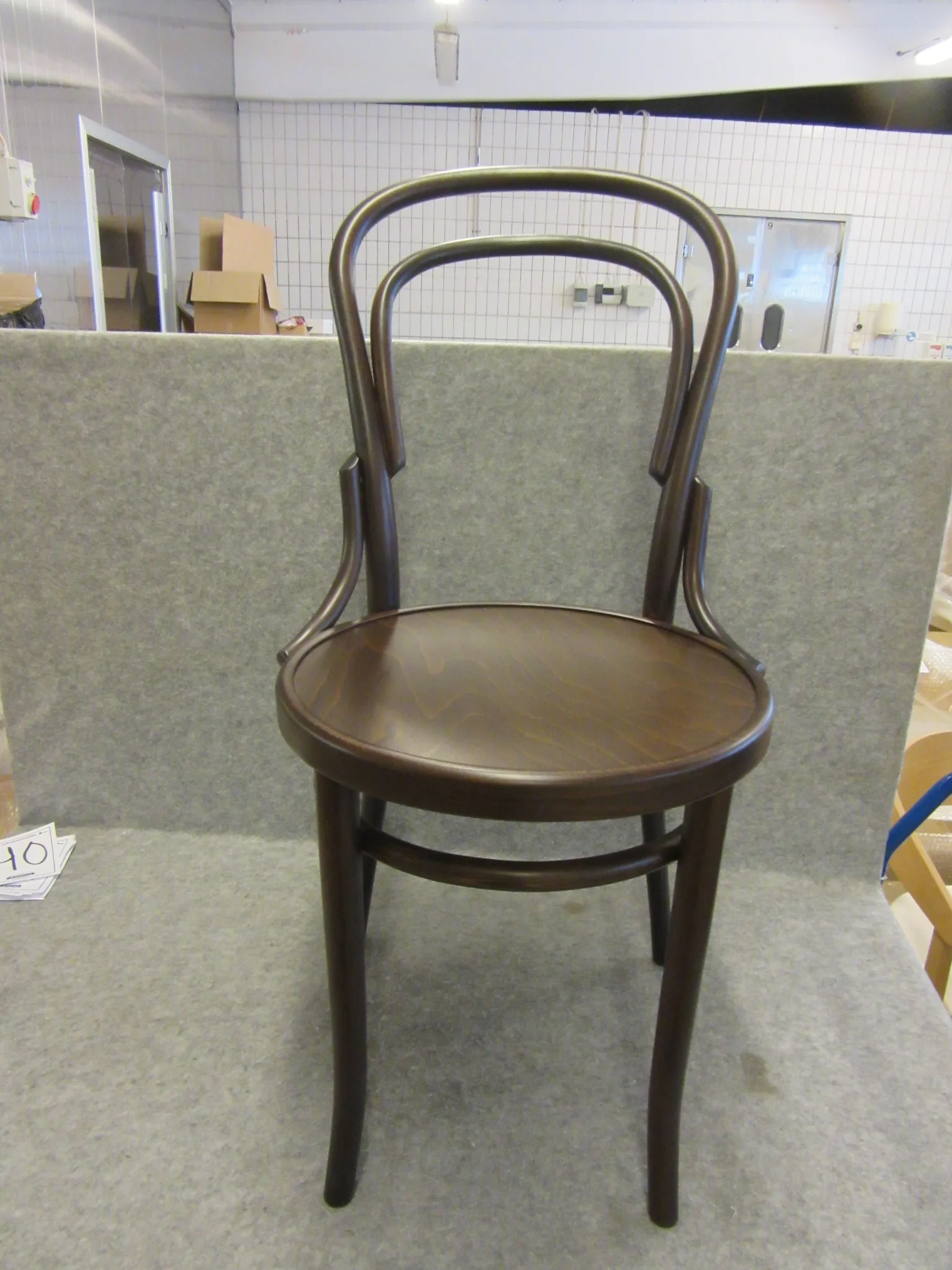 2 st trästolar Fameg på auktion i Nässjö hos Auctiona