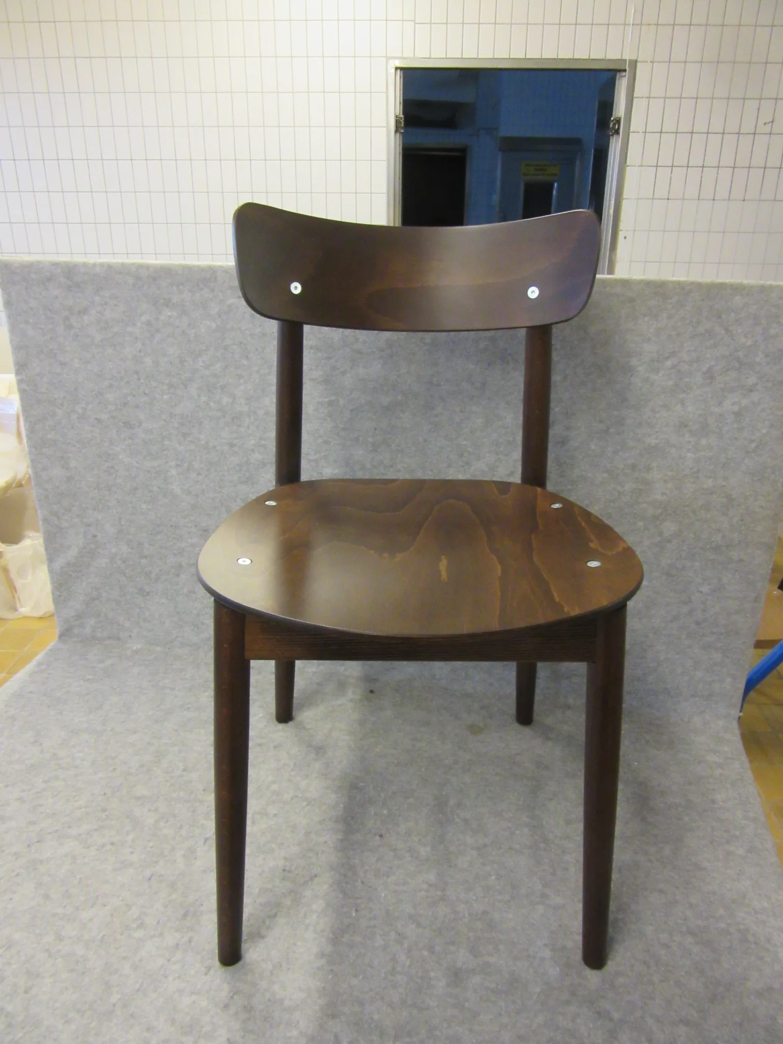 2 st trästolar Fameg på auktion i Nässjö hos Auctiona