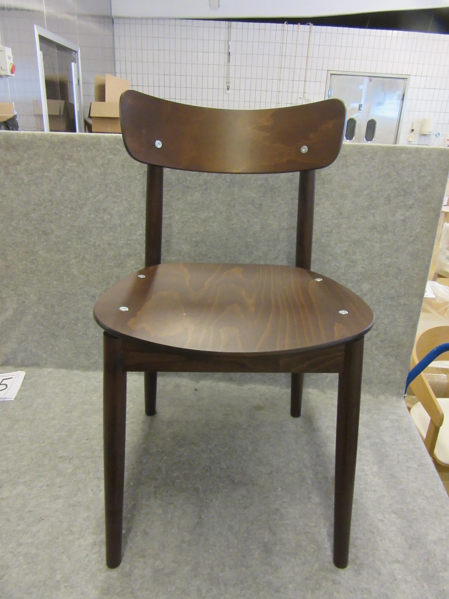 2 st trästolar Fameg på auktion i Nässjö hos Auctiona