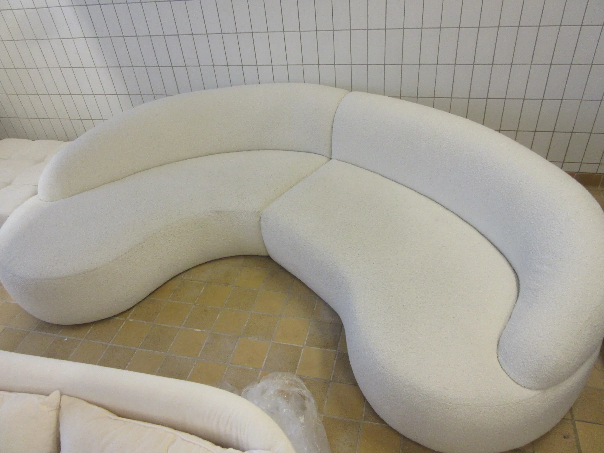 Svängd soffa i två delar Capri på auktion i Nässjö hos Auctiona