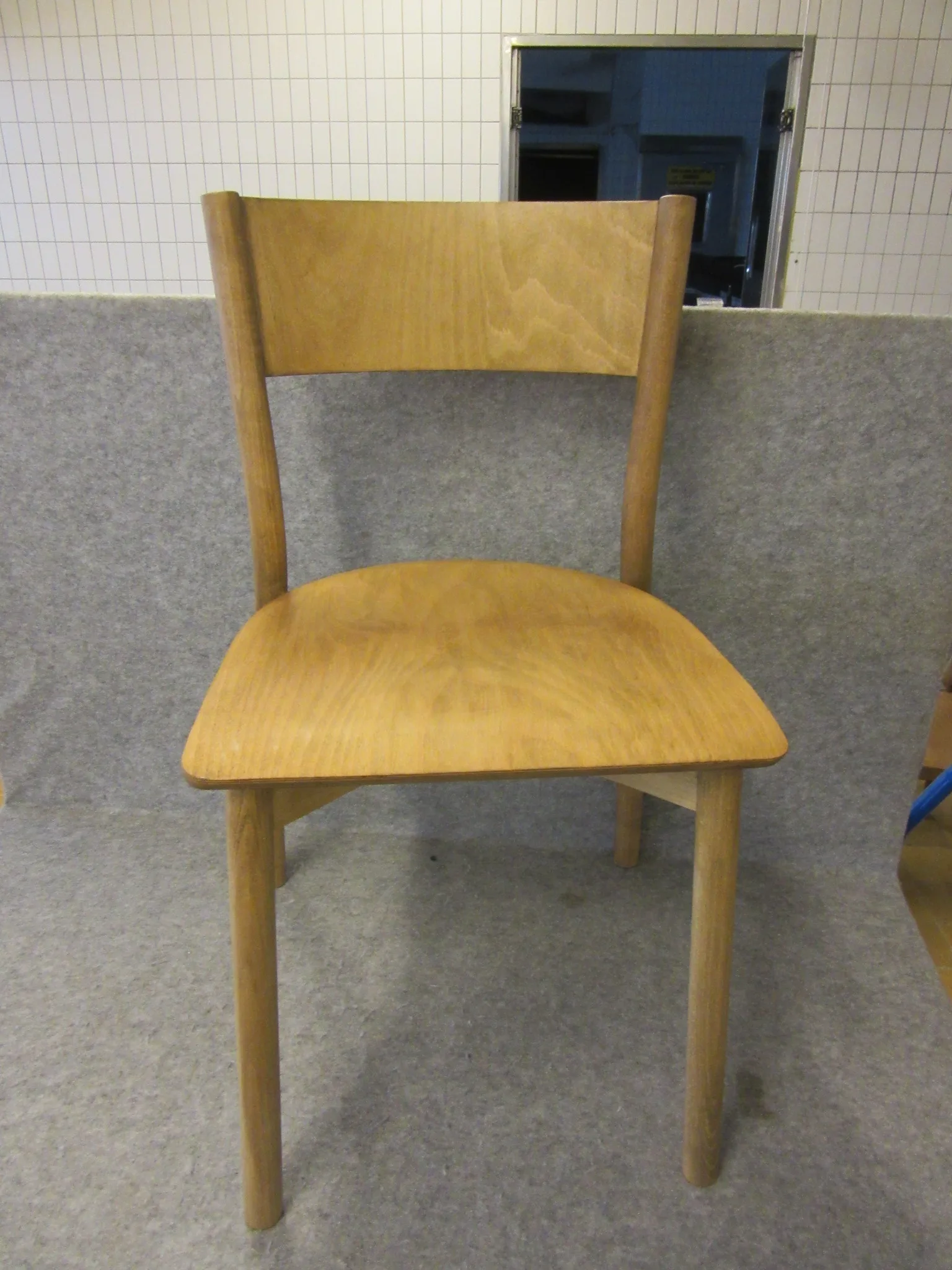 4 st trästolar Fameg på auktion i Nässjö hos Auctiona