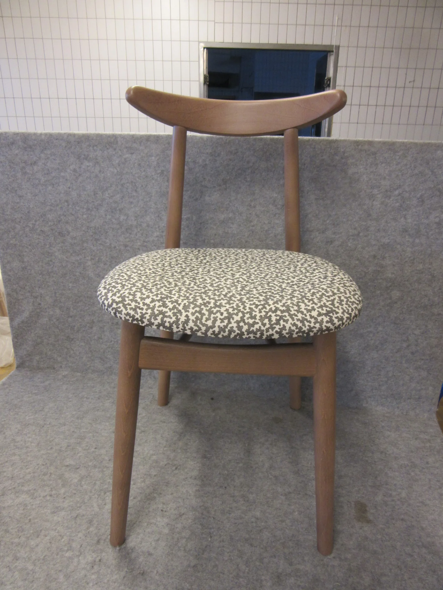4 st trästolar Fameg på auktion i Nässjö hos Auctiona