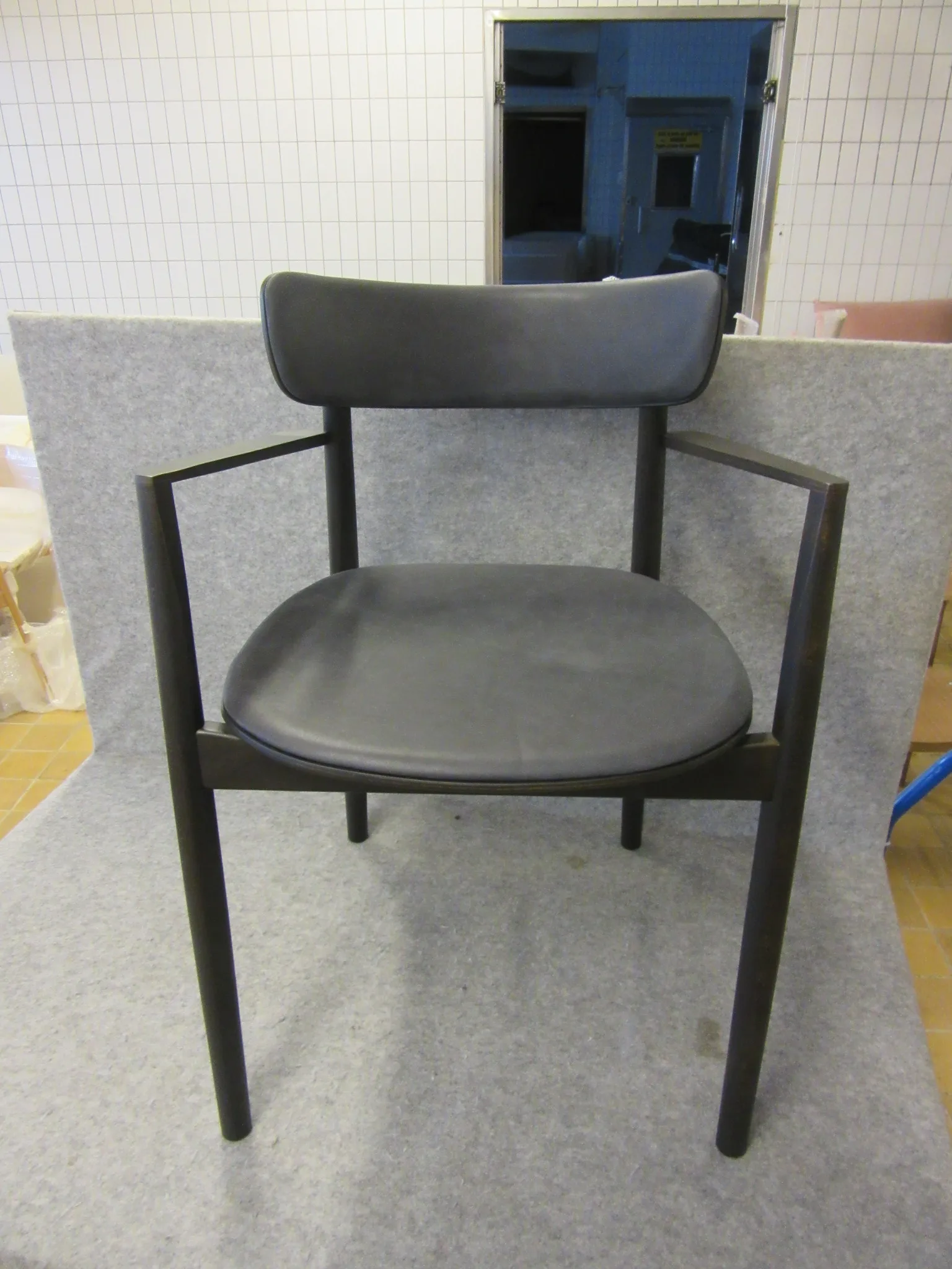 4 st trästolar Fameg på auktion i Nässjö hos Auctiona