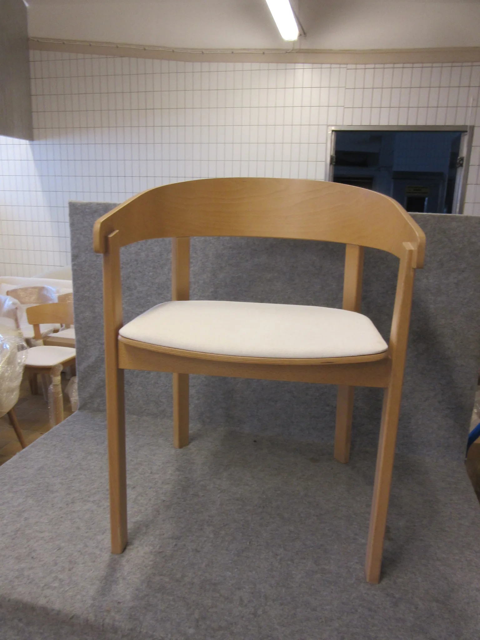 2 st karmstolar Fameg på auktion i Nässjö hos Auctiona