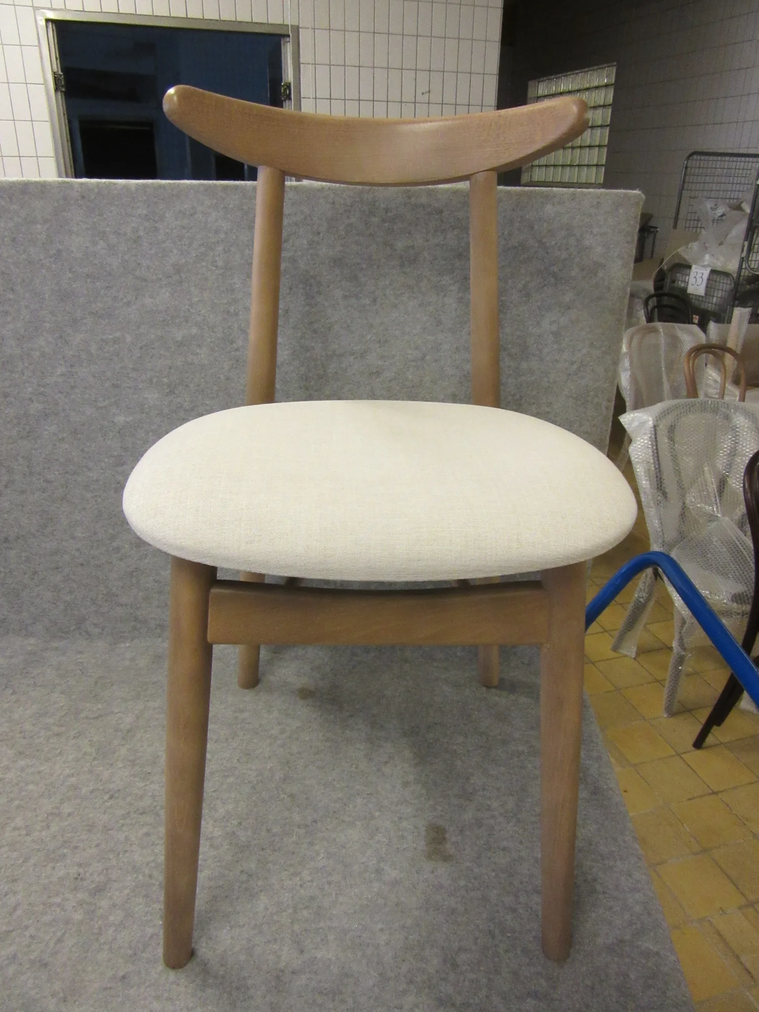 4 st trästolar Fameg på auktion i Nässjö hos Auctiona
