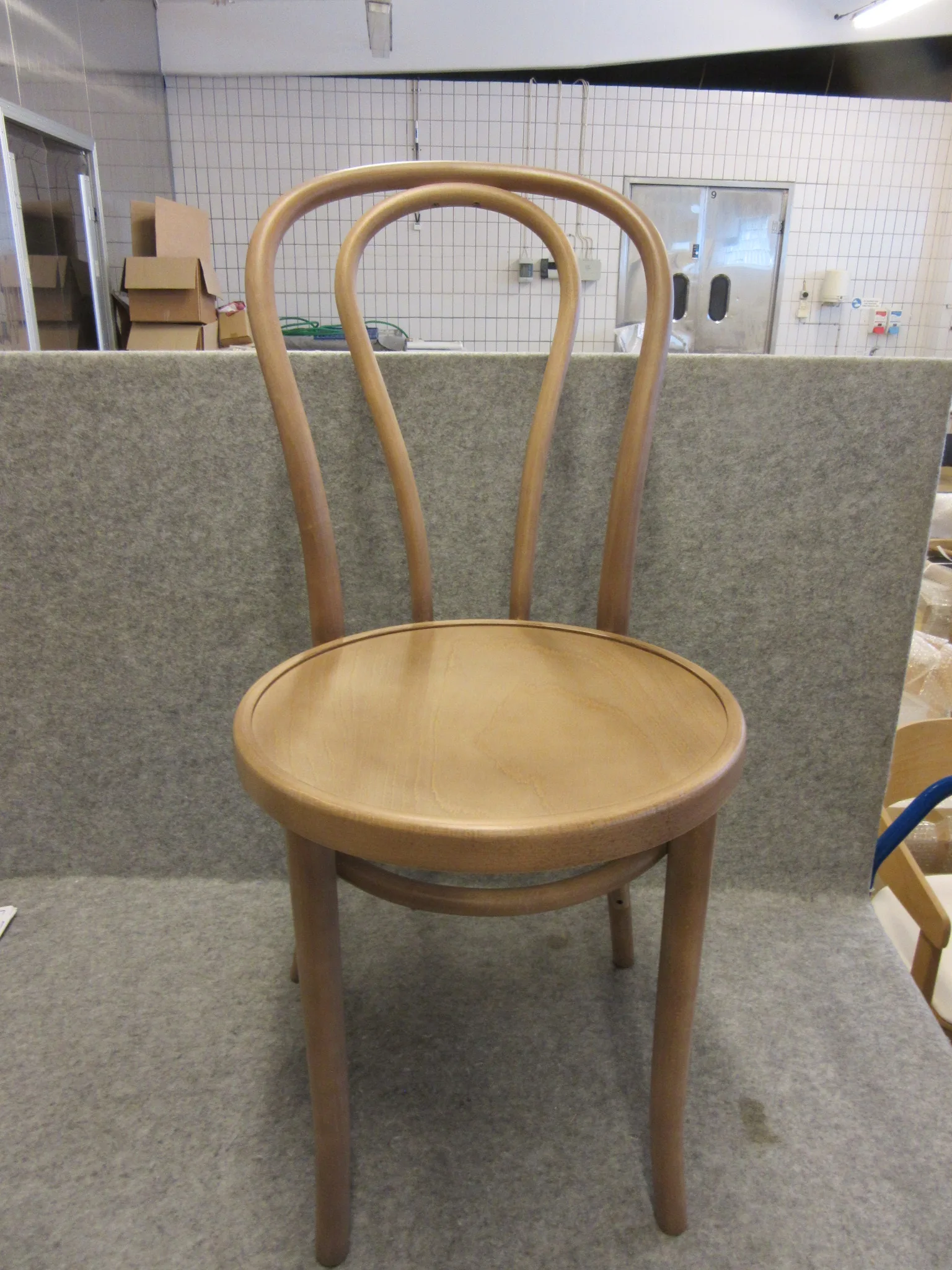 2 st trästolar Fameg på auktion i Nässjö hos Auctiona