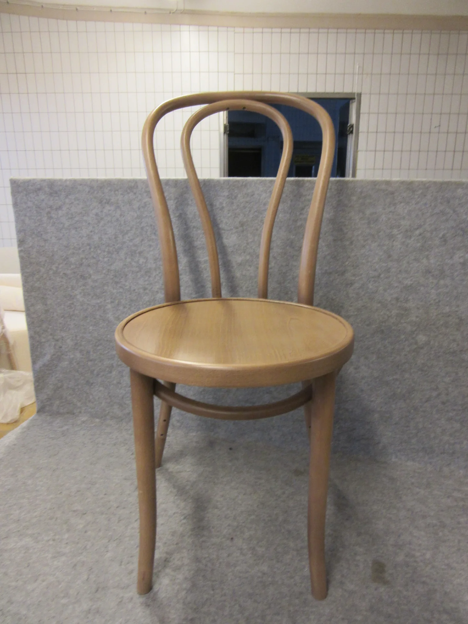 3 st trästolar Fameg på auktion i Nässjö hos Auctiona