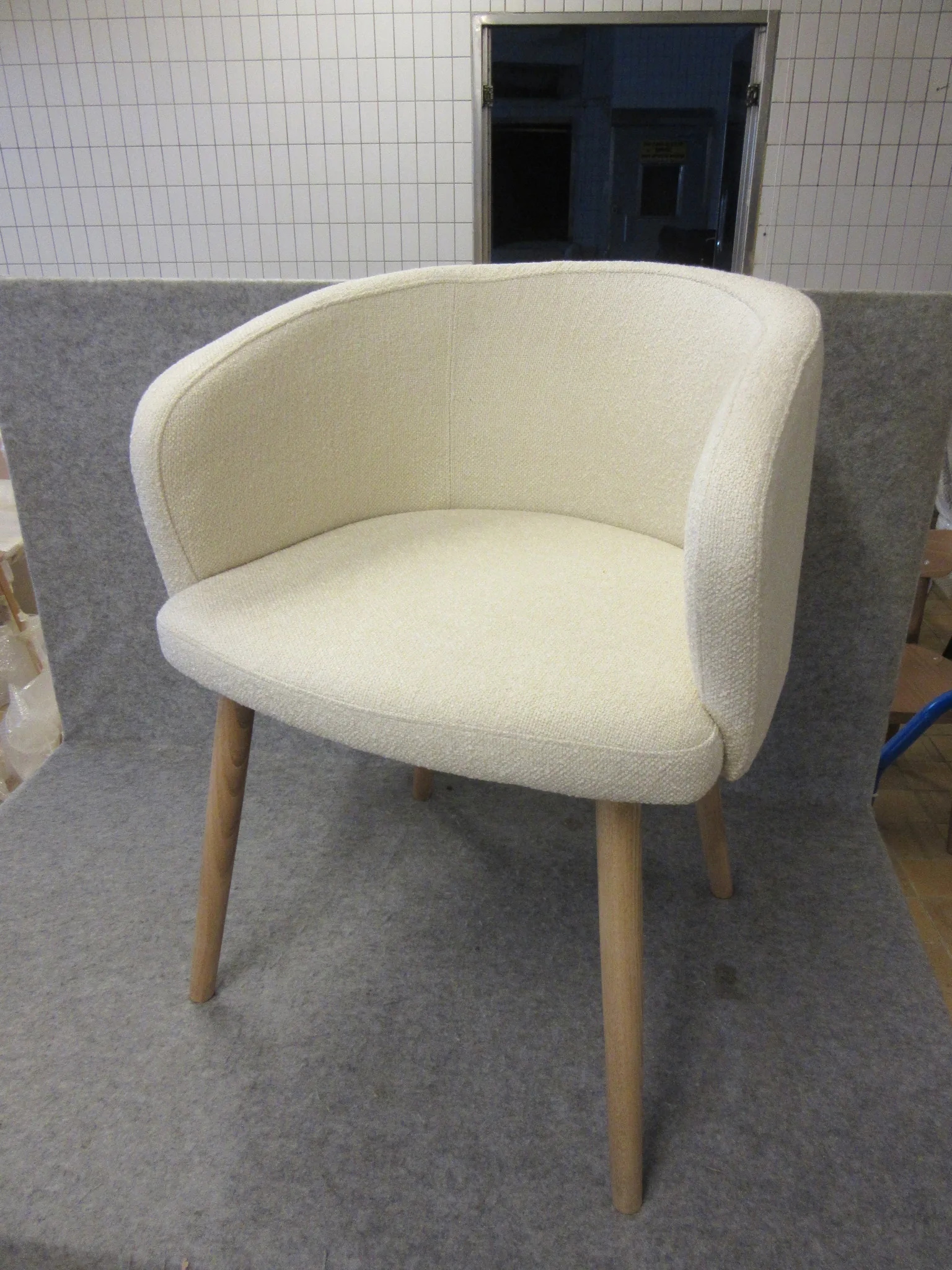 4 st klädda stolar Fameg på auktion i Nässjö hos Auctiona