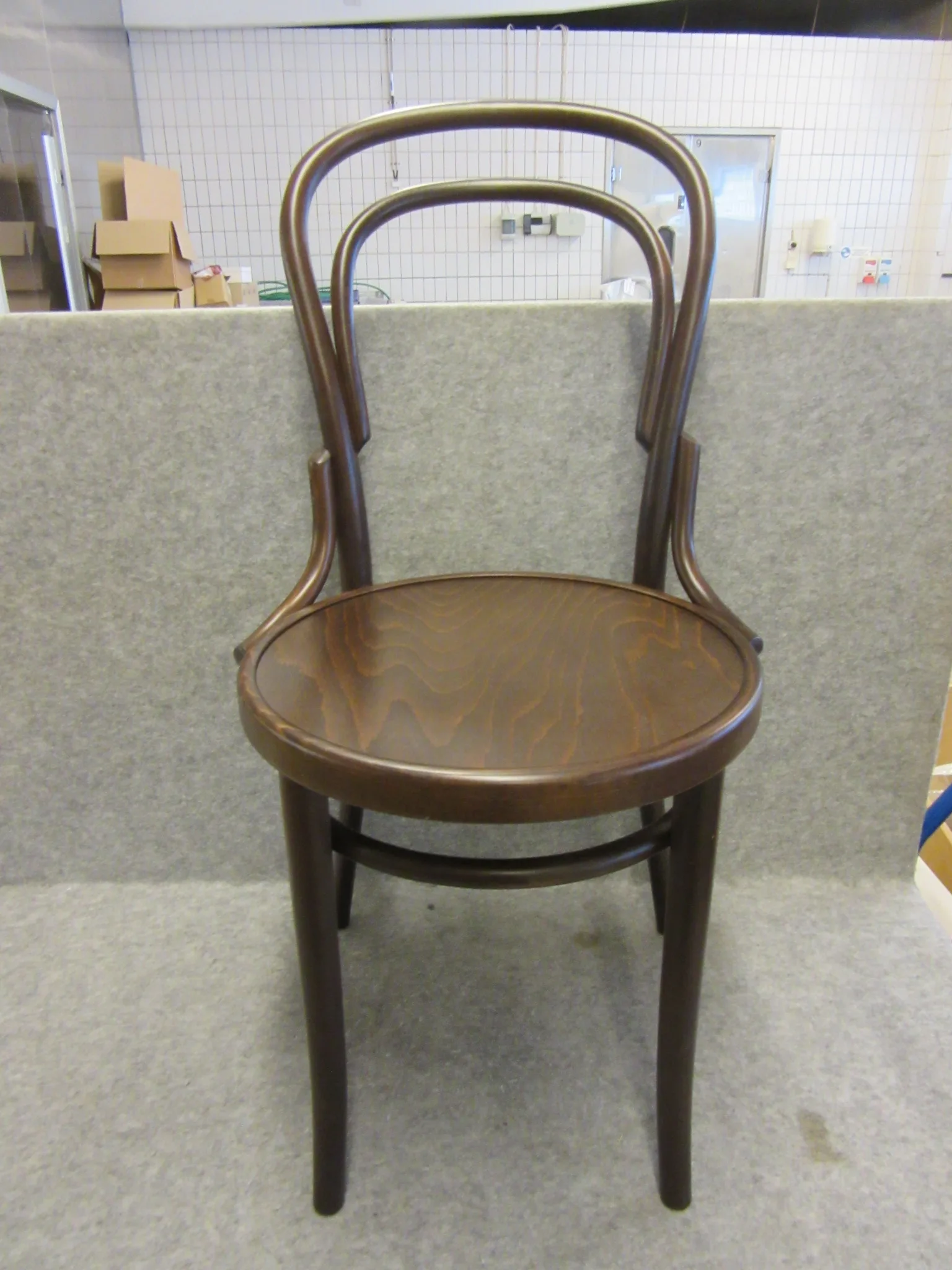 2 st trästolar Fameg på auktion i Nässjö hos Auctiona