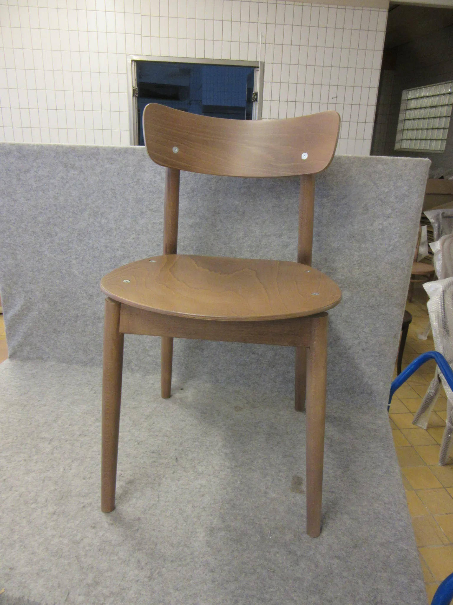 4 st trästolar Fameg på auktion i Nässjö hos Auctiona