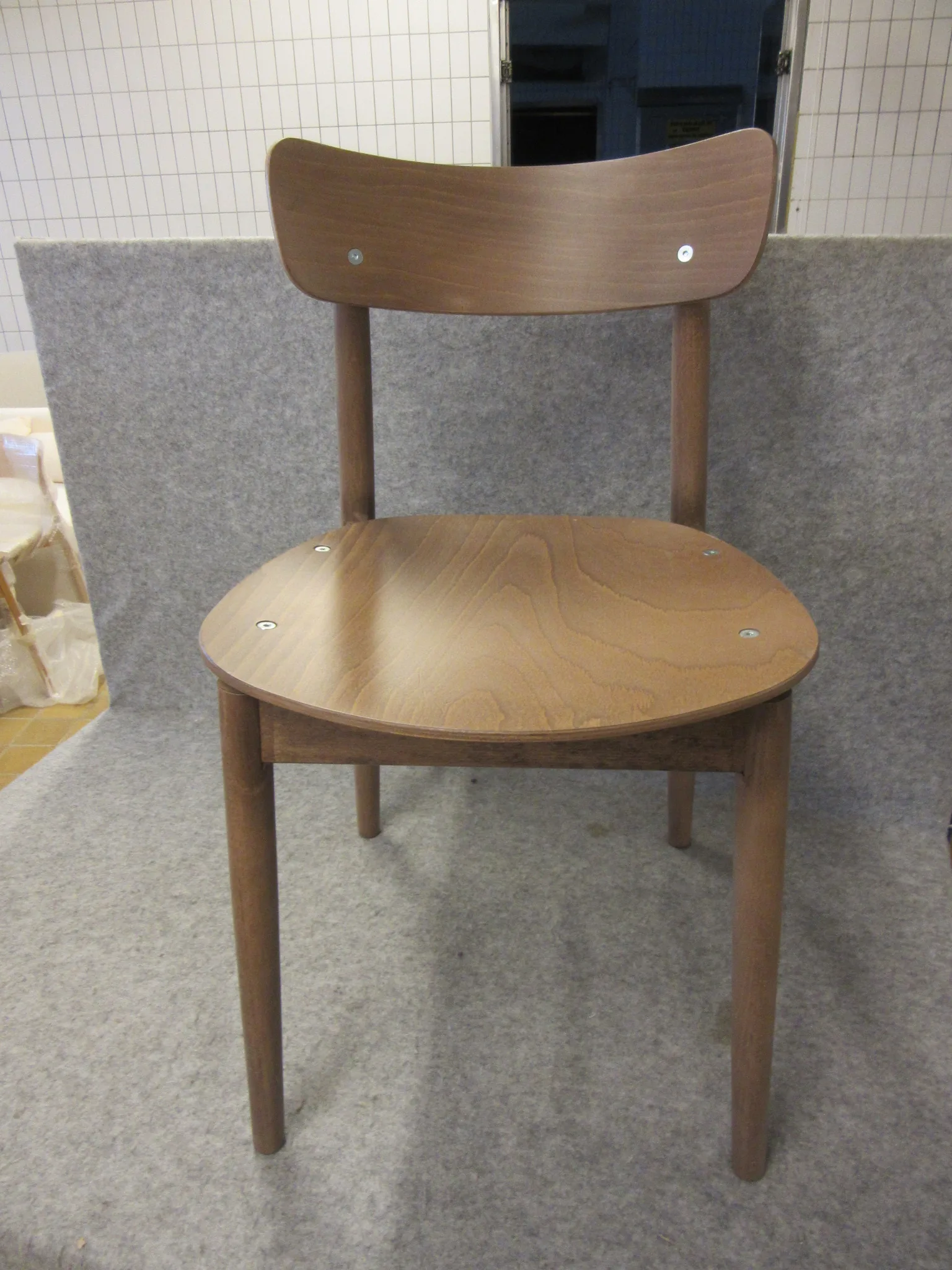 2 st trästolar Fameg på auktion i Nässjö hos Auctiona