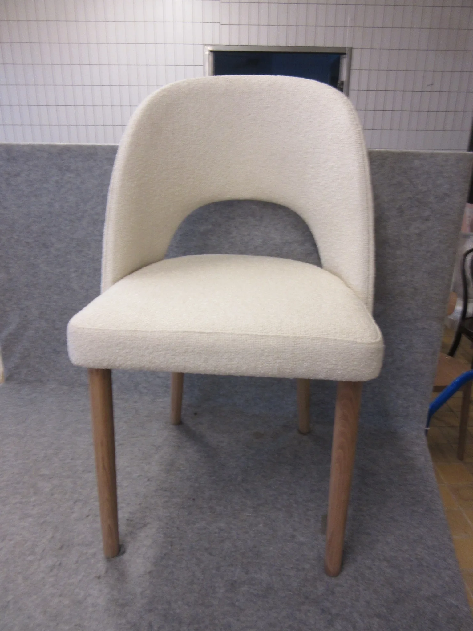 2 st trästolar Fameg på auktion i Nässjö hos Auctiona