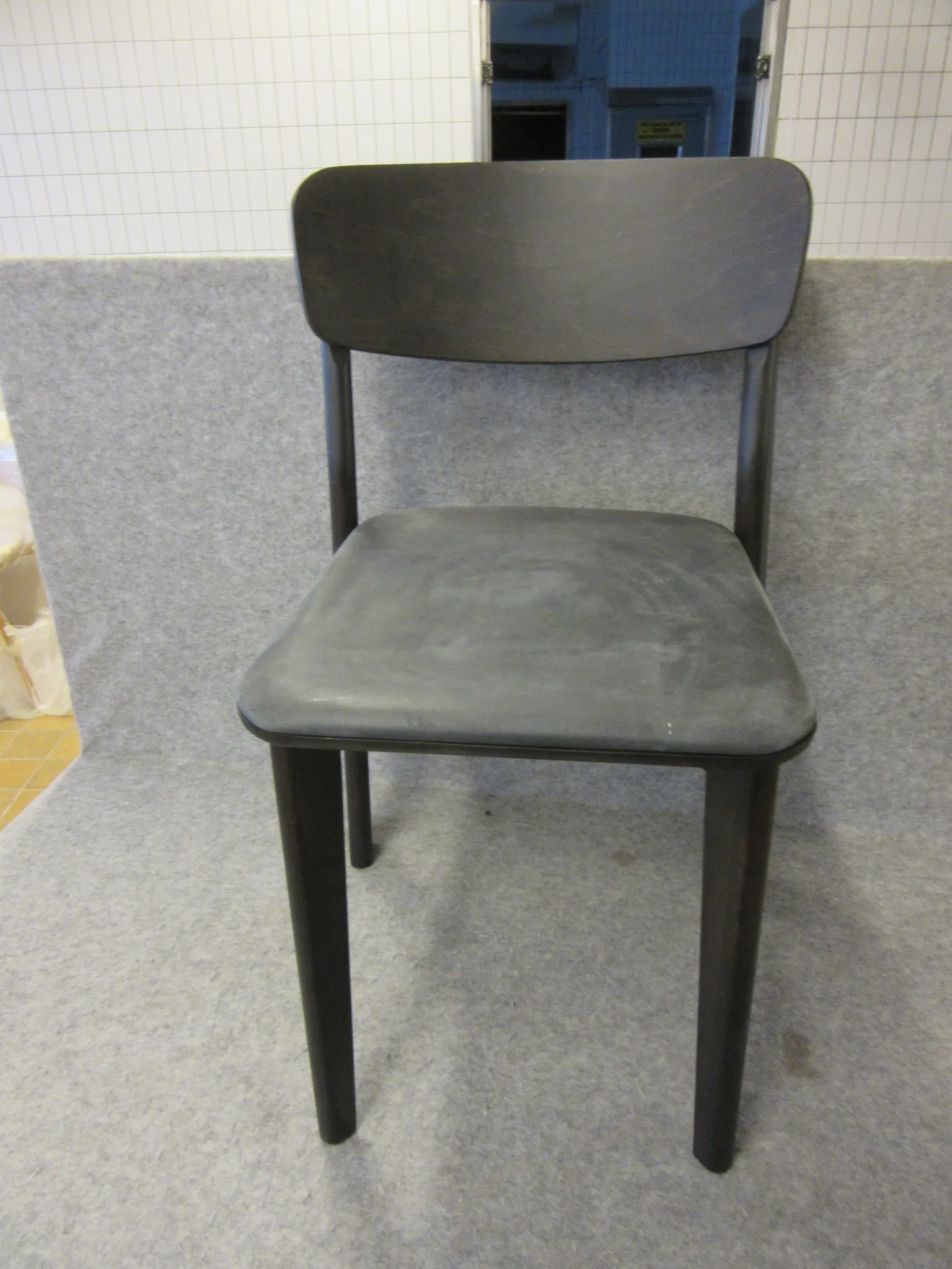 4 st trästolar Fameg på auktion i Nässjö hos Auctiona