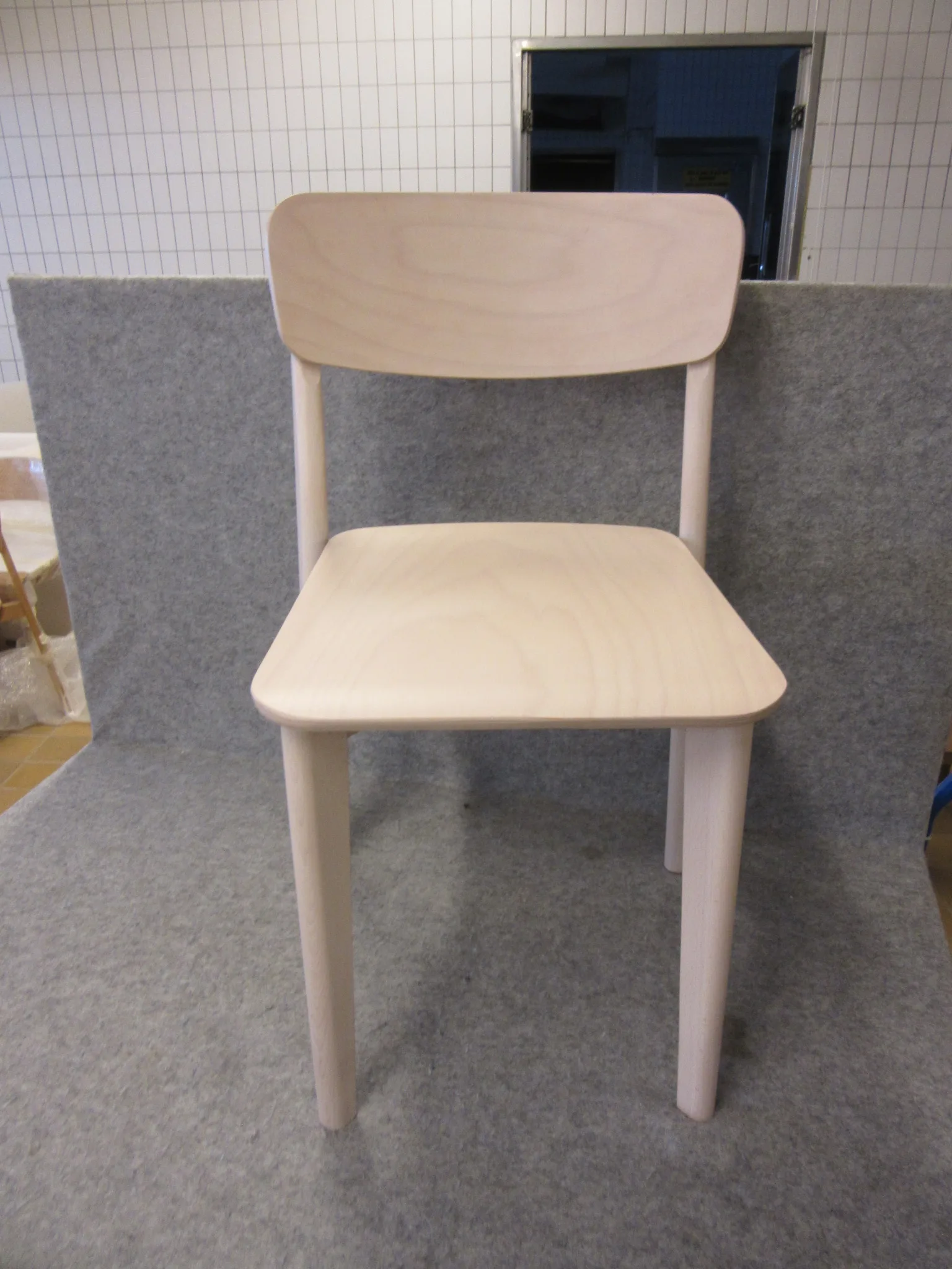 2 st trästolar Fameg på auktion i Nässjö hos Auctiona