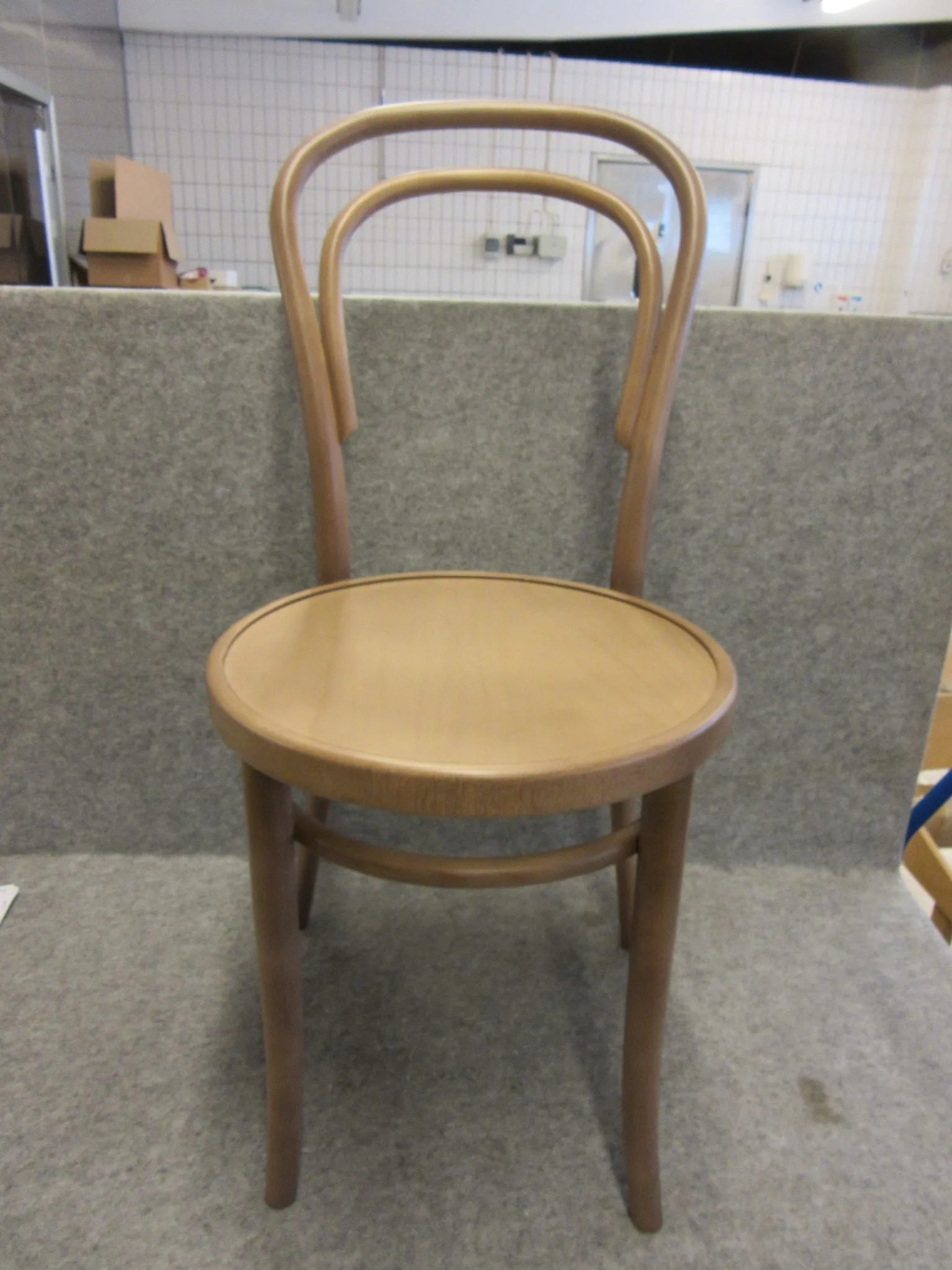 2 st trästolar Fameg på auktion i Nässjö hos Auctiona