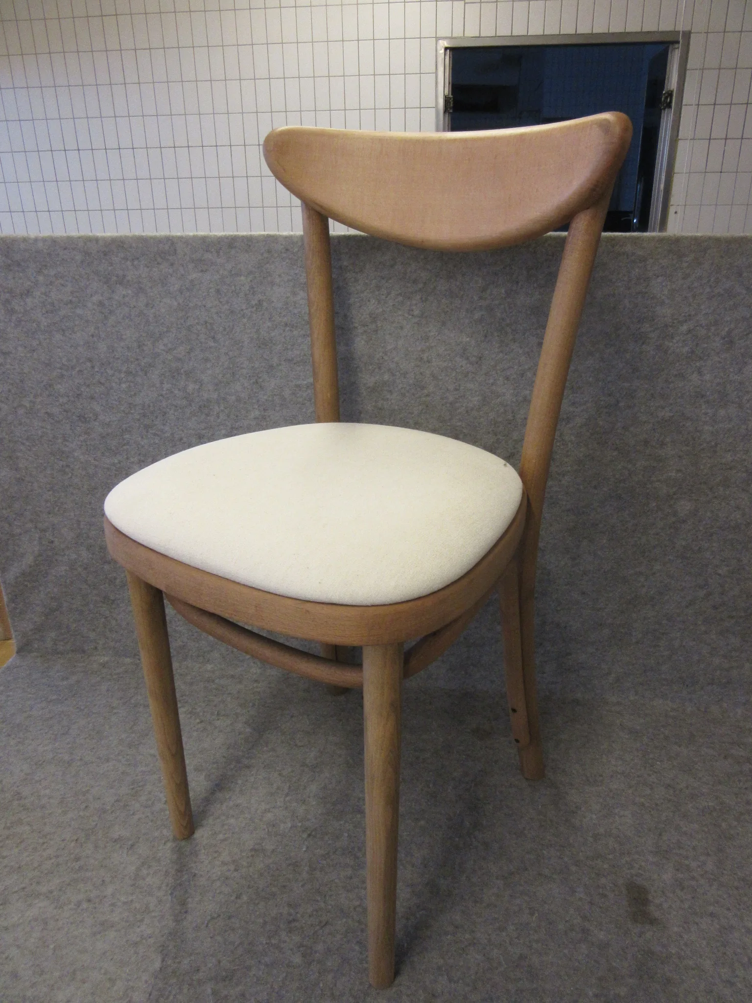 2 st trästolar Fameg på auktion i Nässjö hos Auctiona