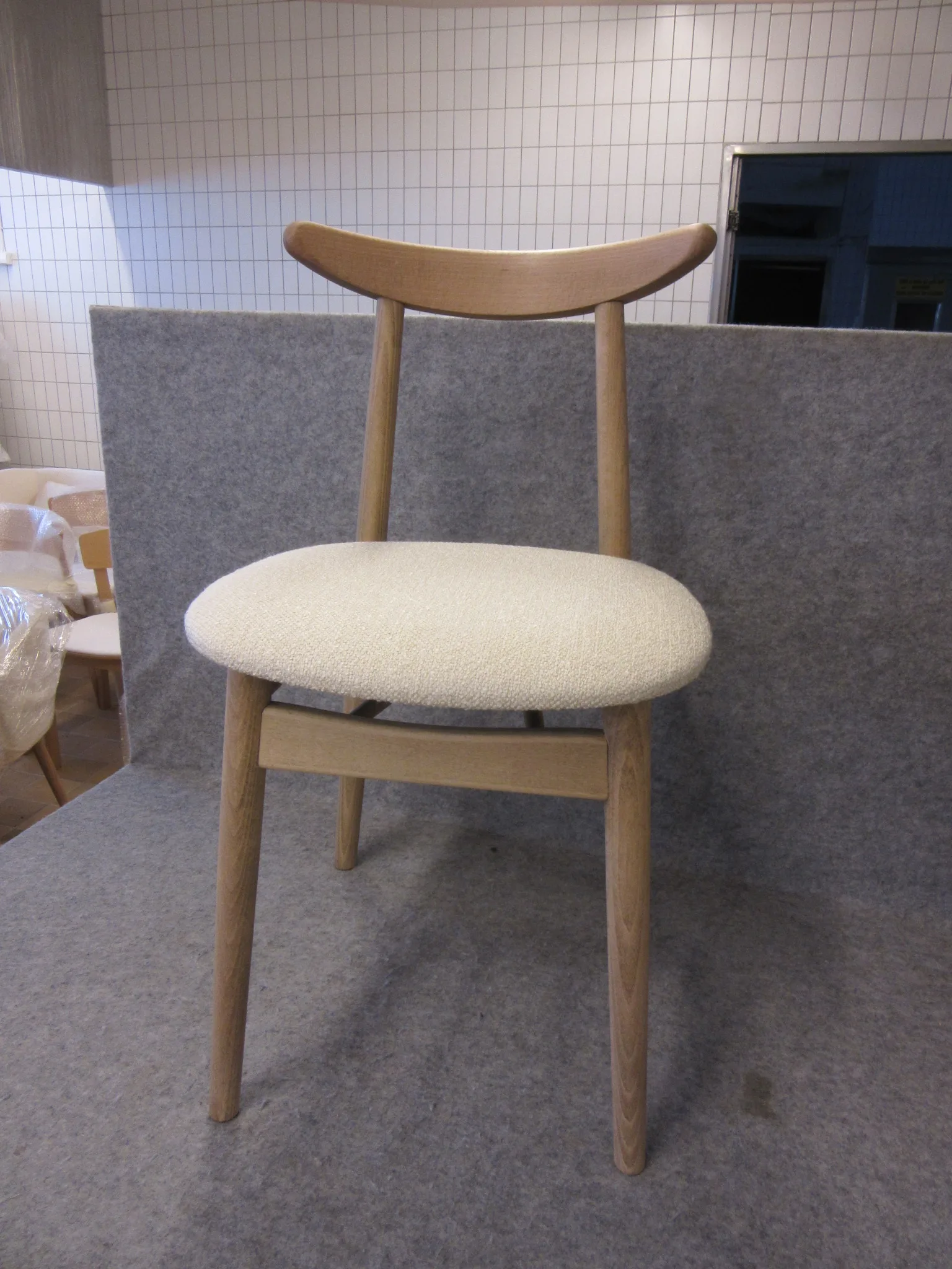 6 st trästolar Fameg på auktion i Nässjö hos Auctiona