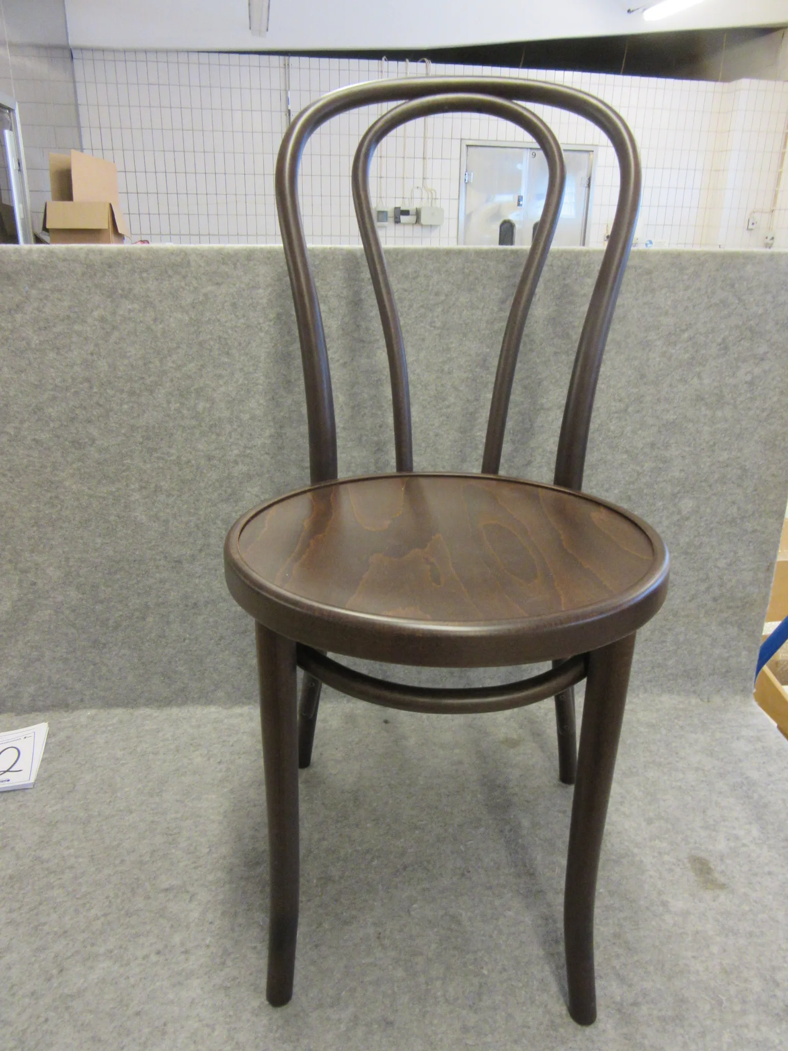 2 st trästolar Fameg på auktion i Nässjö hos Auctiona