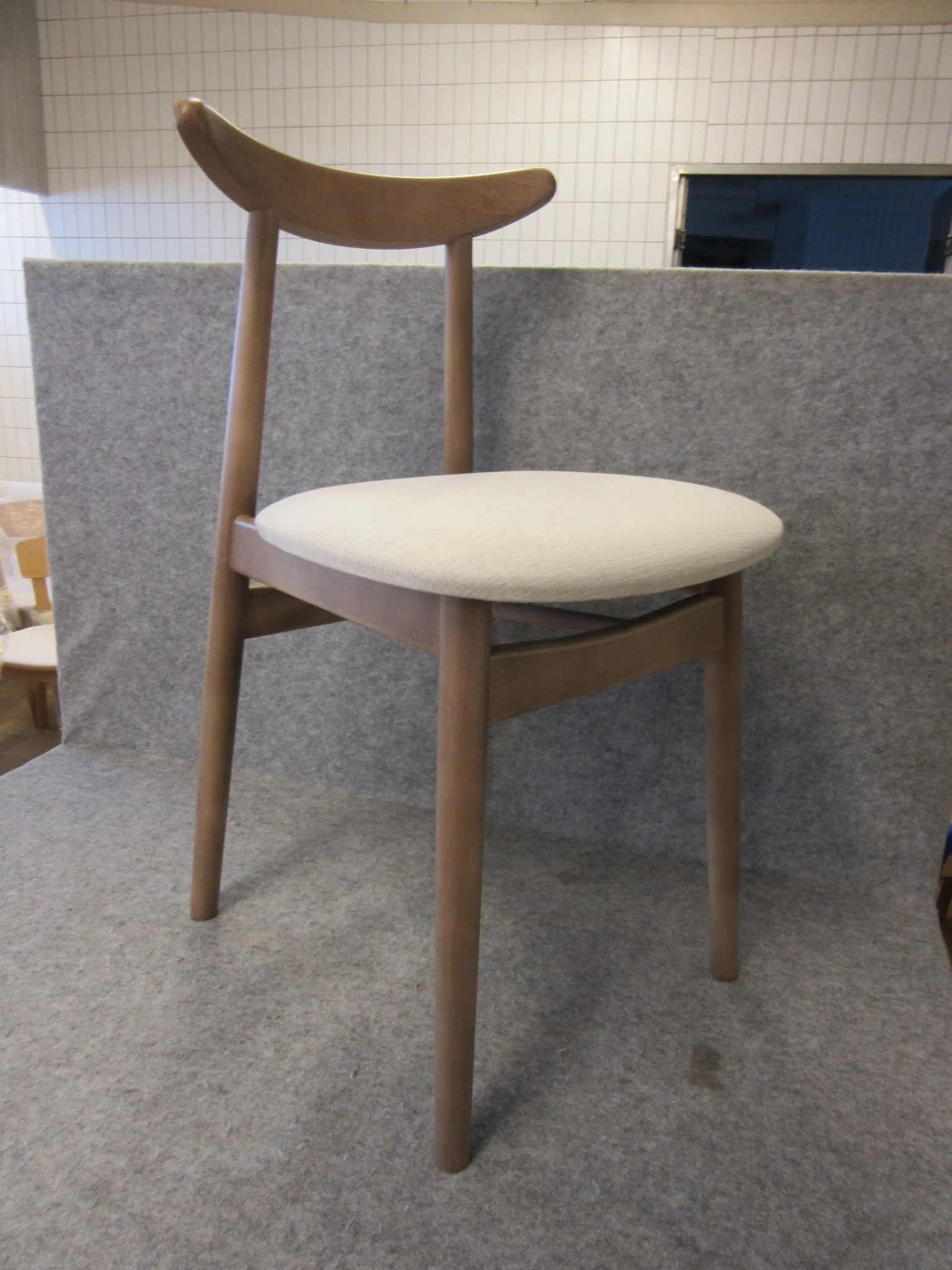 6 st trästolar Fameg på auktion i Nässjö hos Auctiona
