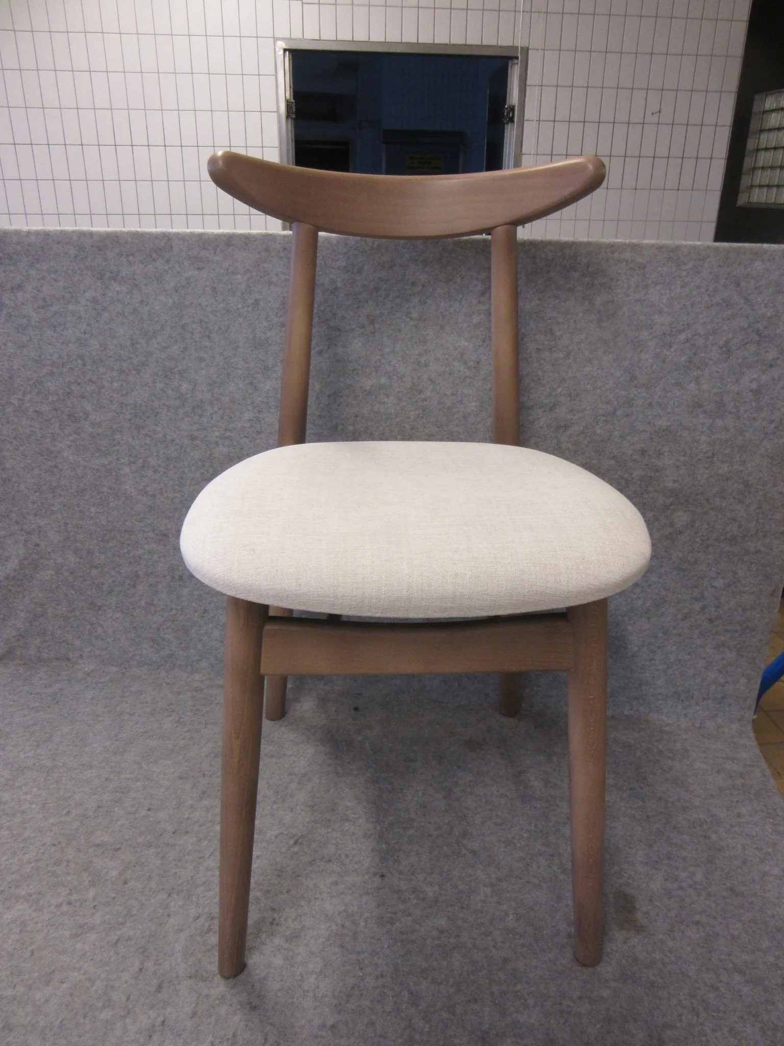 2 st trästolar Fameg på auktion i Nässjö hos Auctiona