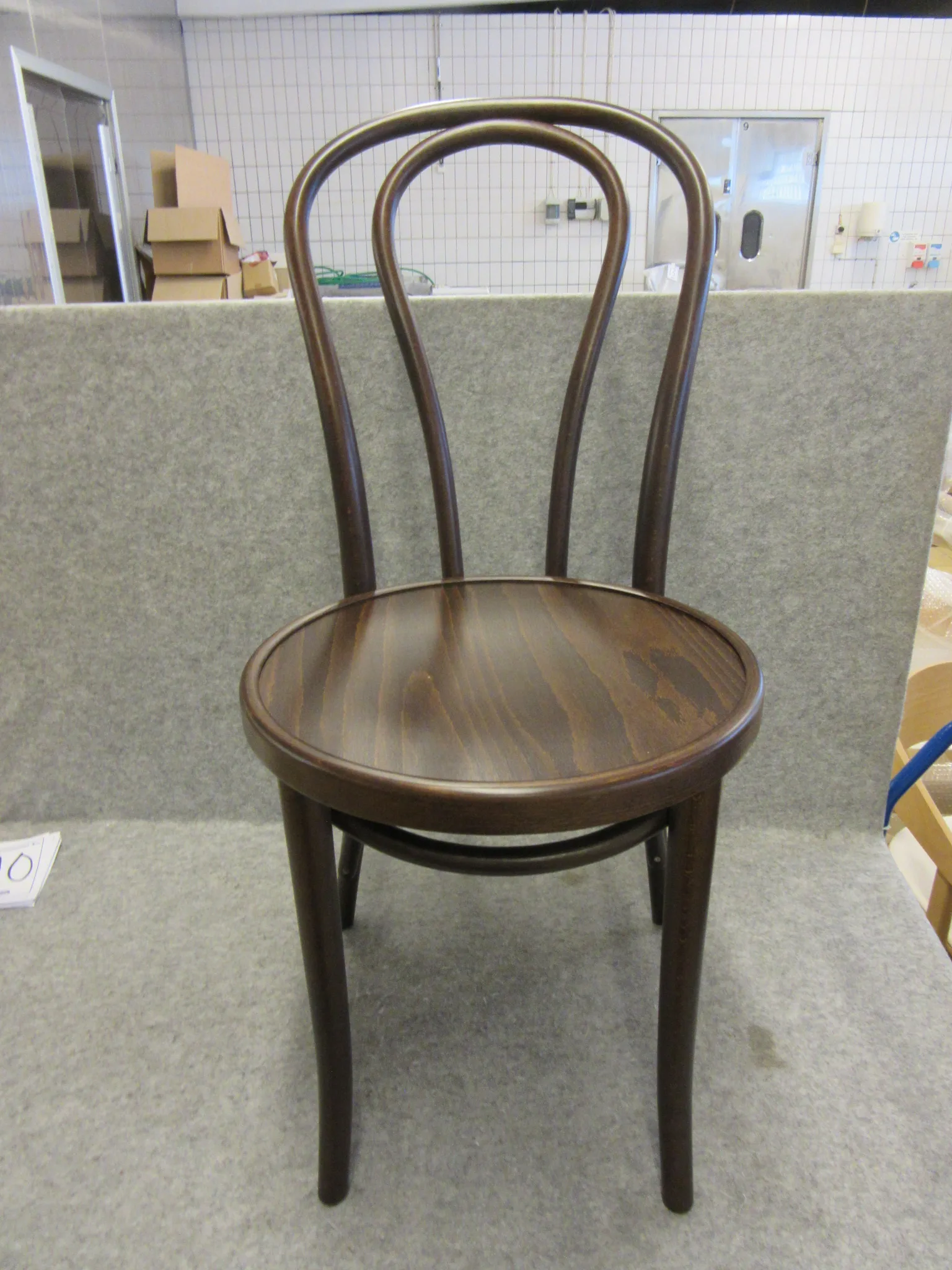 2 st trästolar Fameg på auktion i Nässjö hos Auctiona