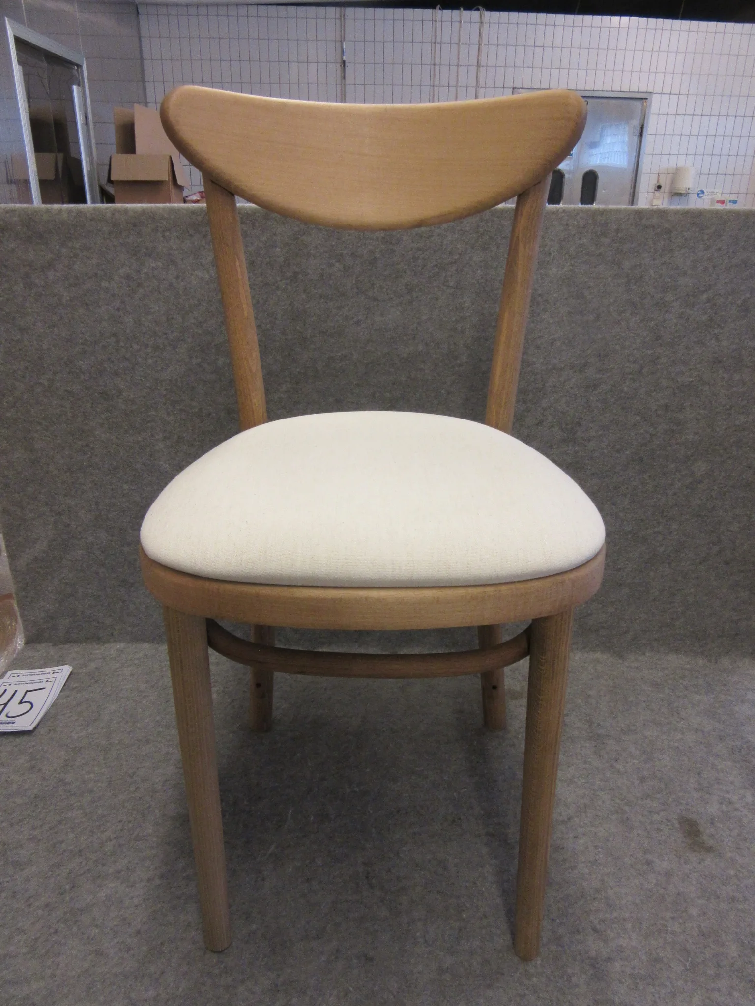 2 st trästolar Fameg på auktion i Nässjö hos Auctiona