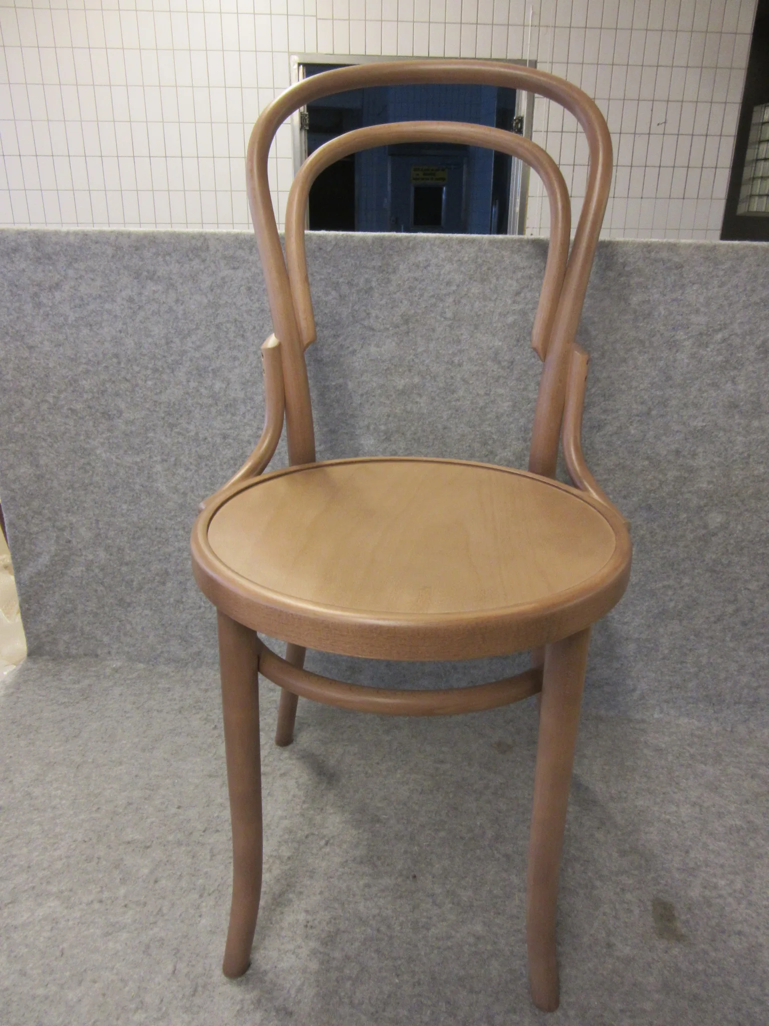 4 st trästolar Fameg på auktion i Nässjö hos Auctiona