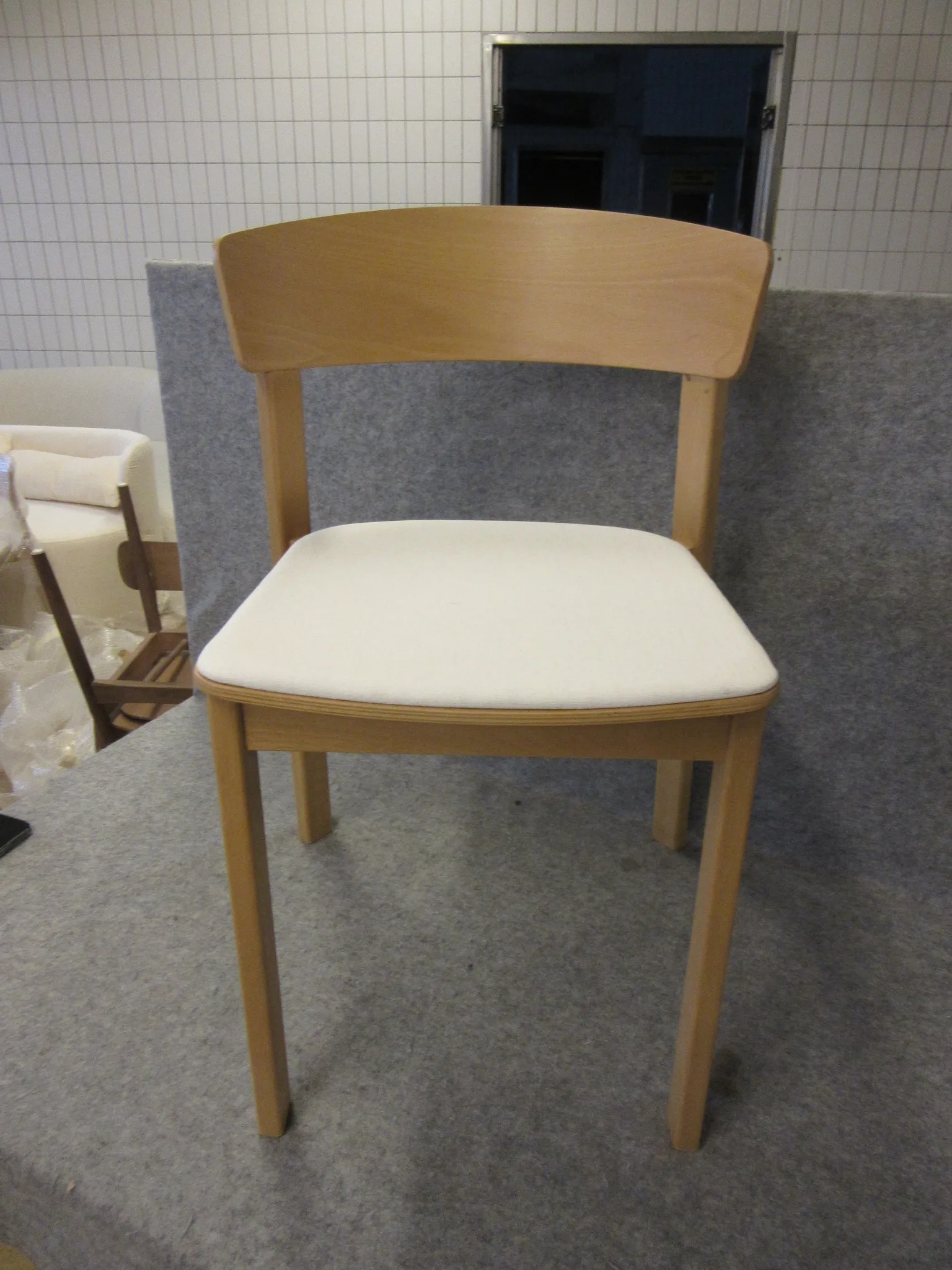 4 st trästolar Fameg på auktion i Nässjö hos Auctiona