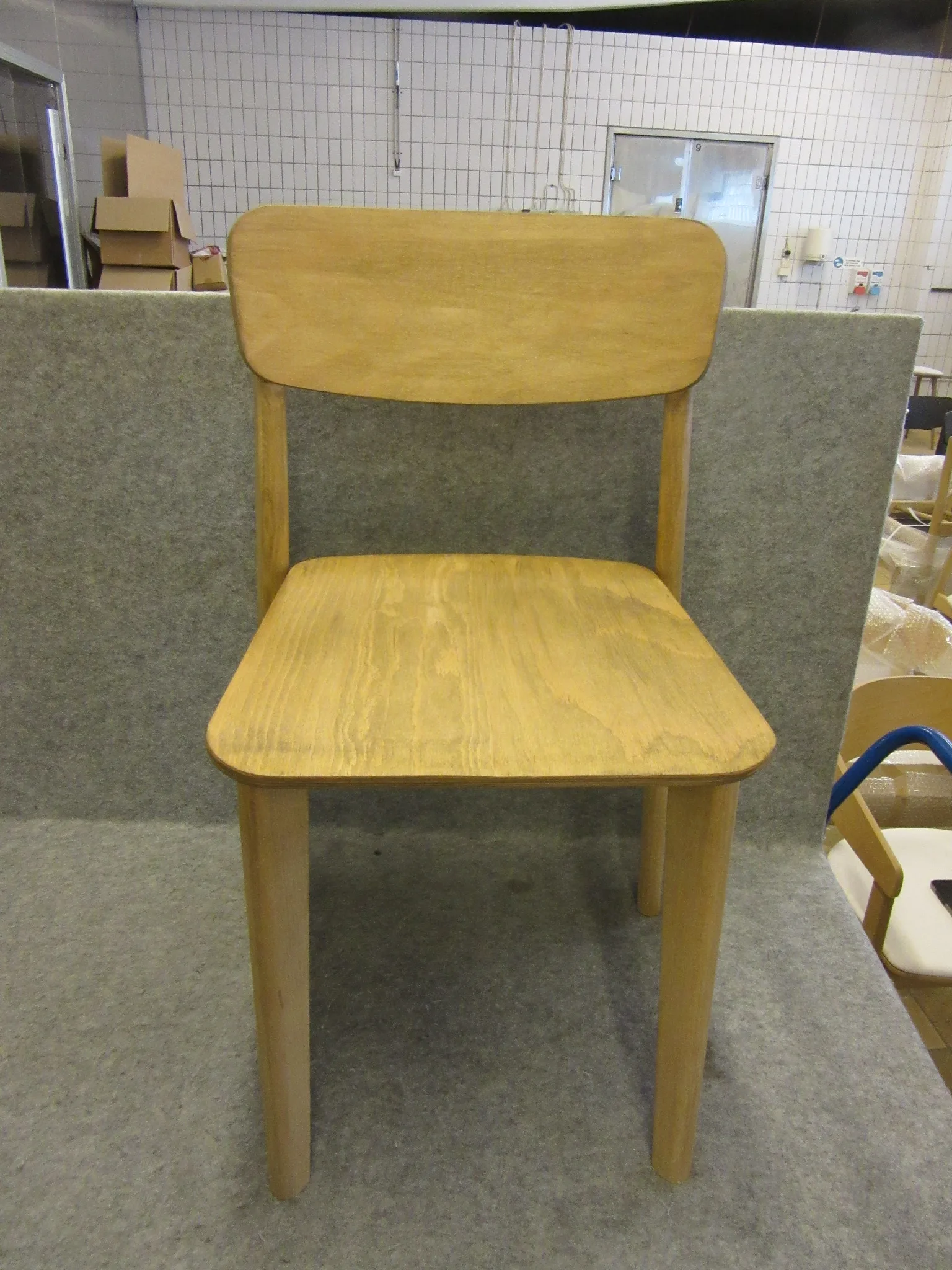 4 st trästolar Fameg på auktion i Nässjö hos Auctiona