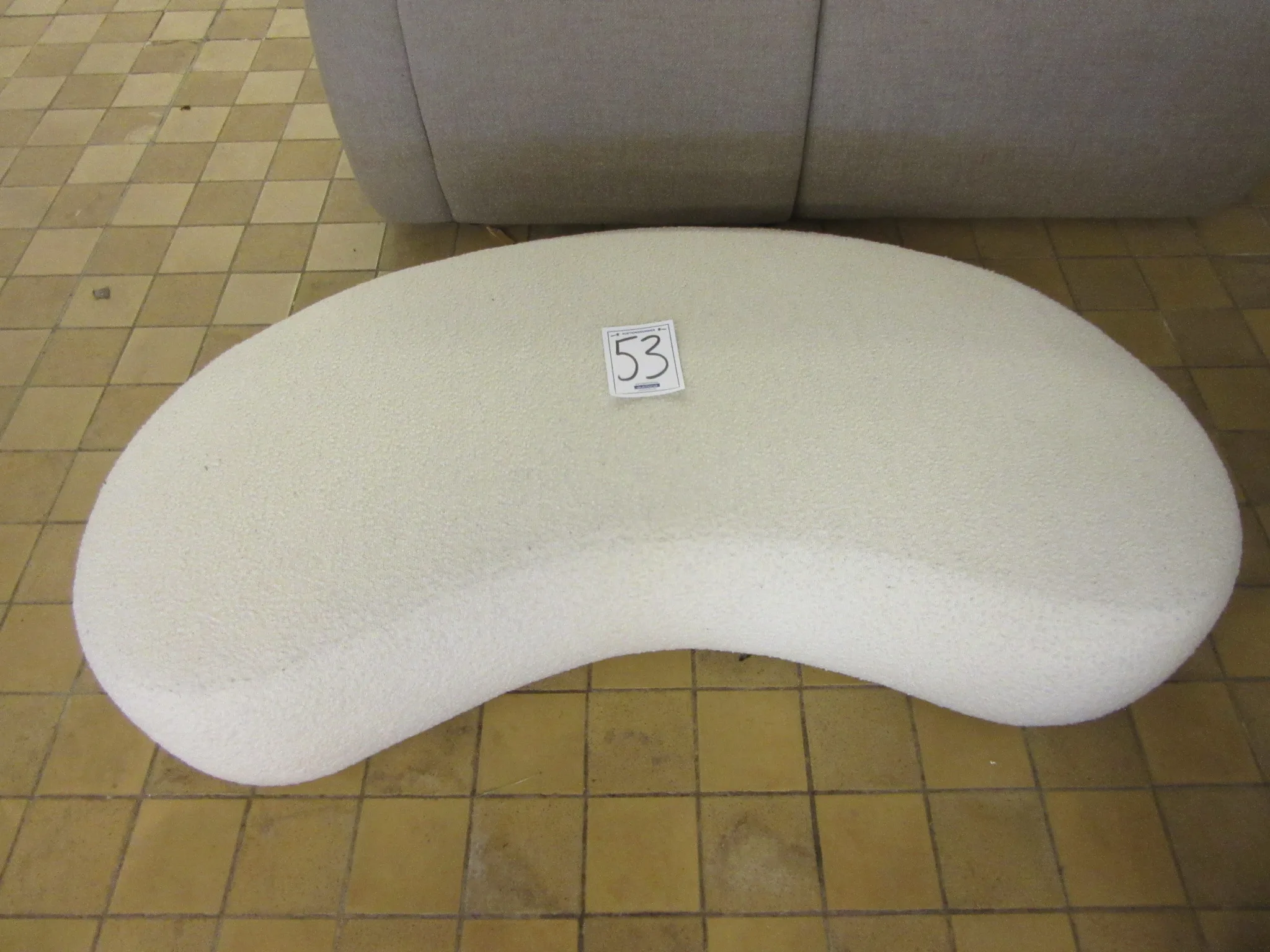 Sittpuff Capri på auktion i Nässjö hos Auctiona