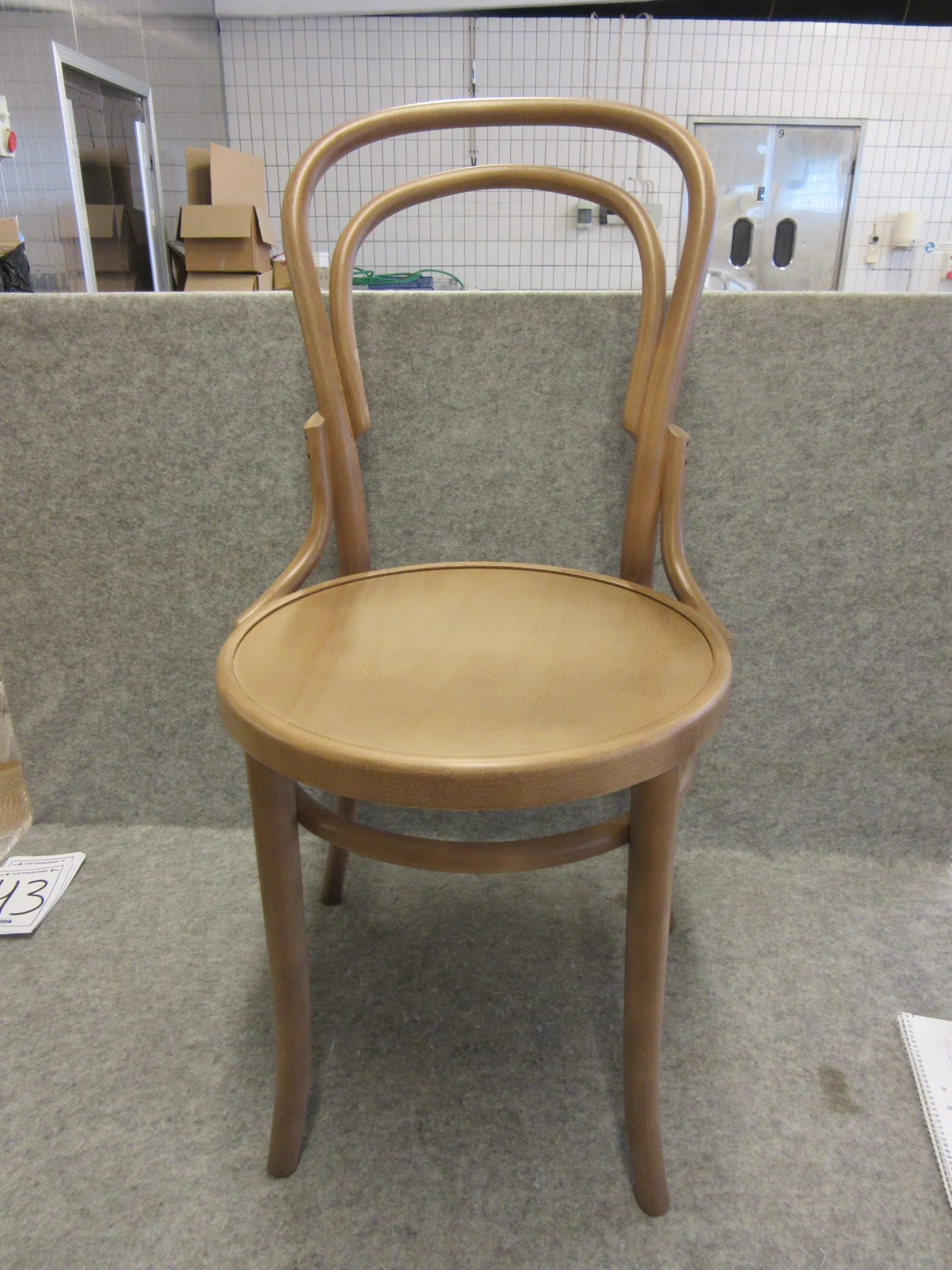 2 st trästolar Fameg på auktion i Nässjö hos Auctiona