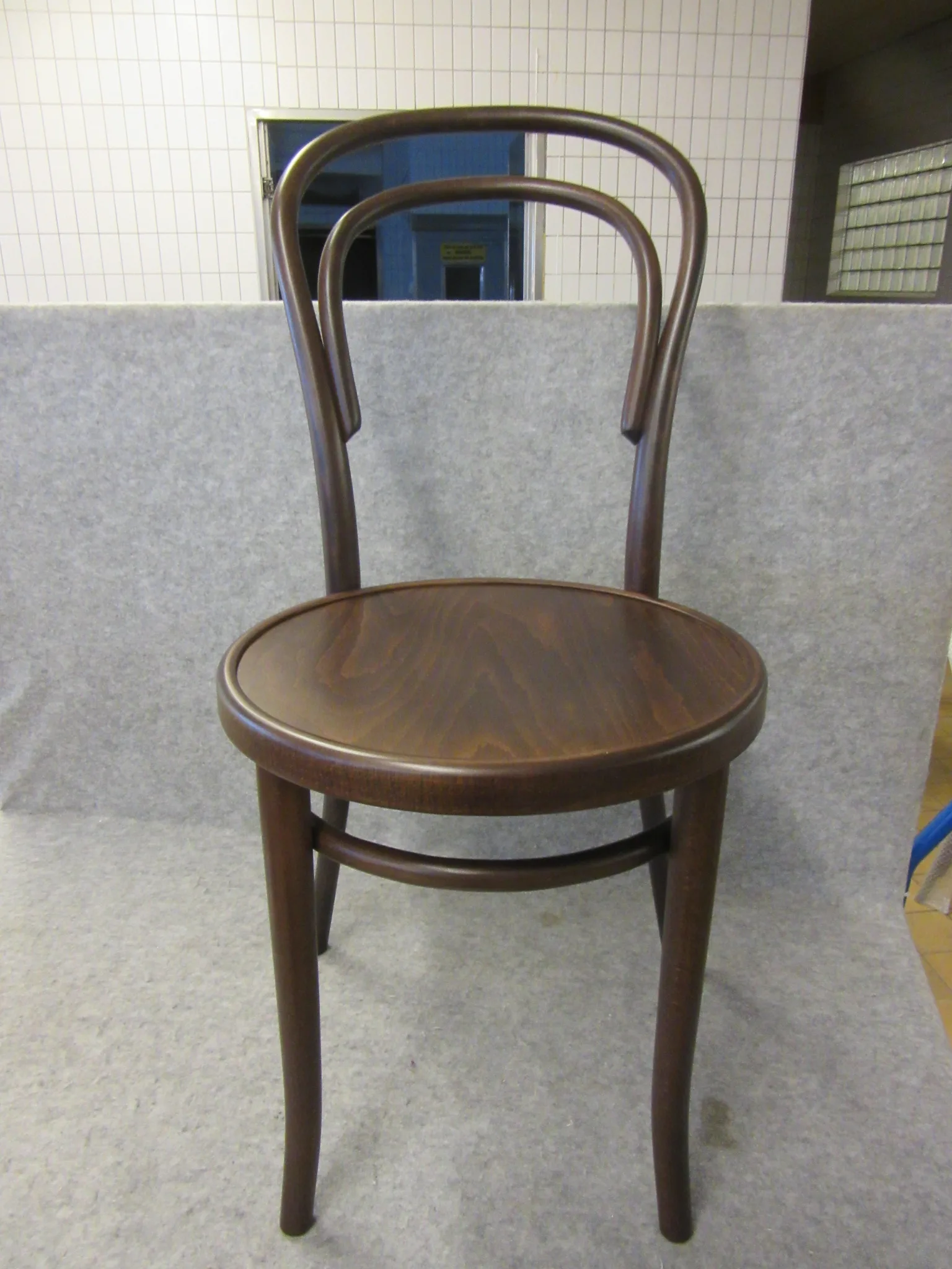 2 st trästolar Fameg på auktion i Nässjö hos Auctiona