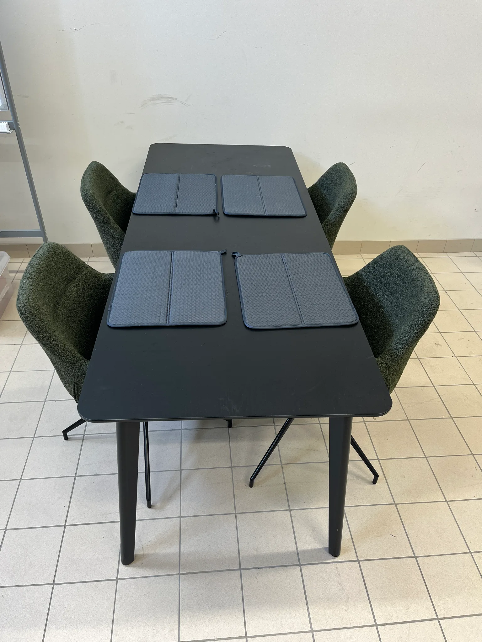 Bord och snurrstolar