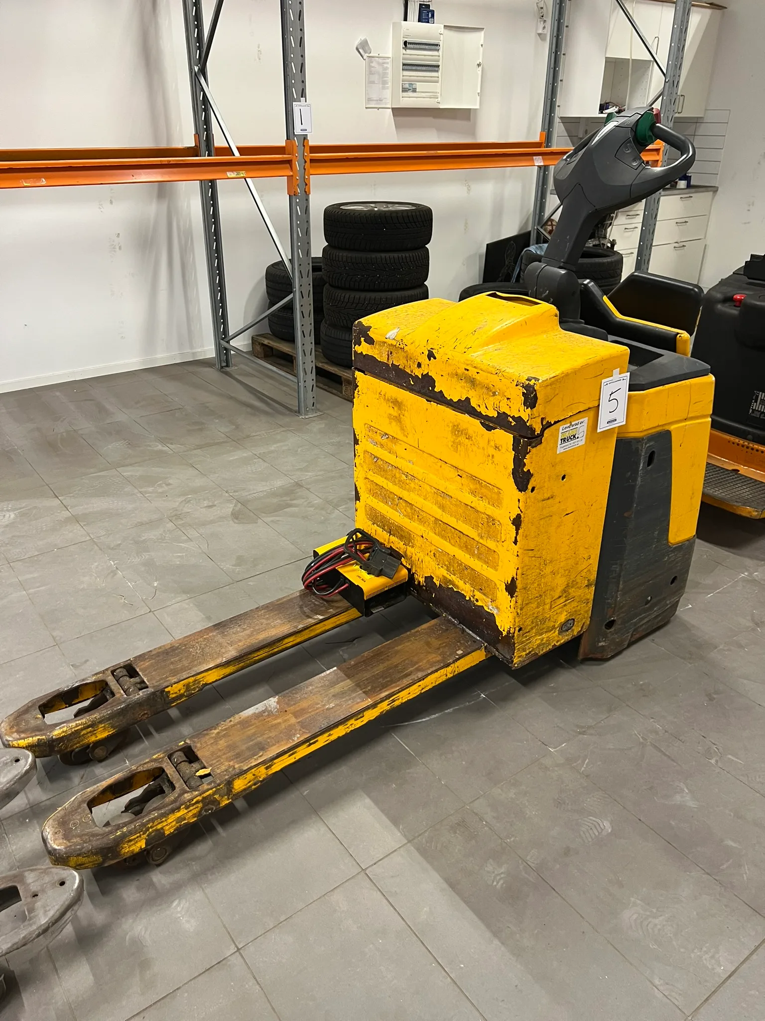 Låglyftande ledtruck Jungheinrich