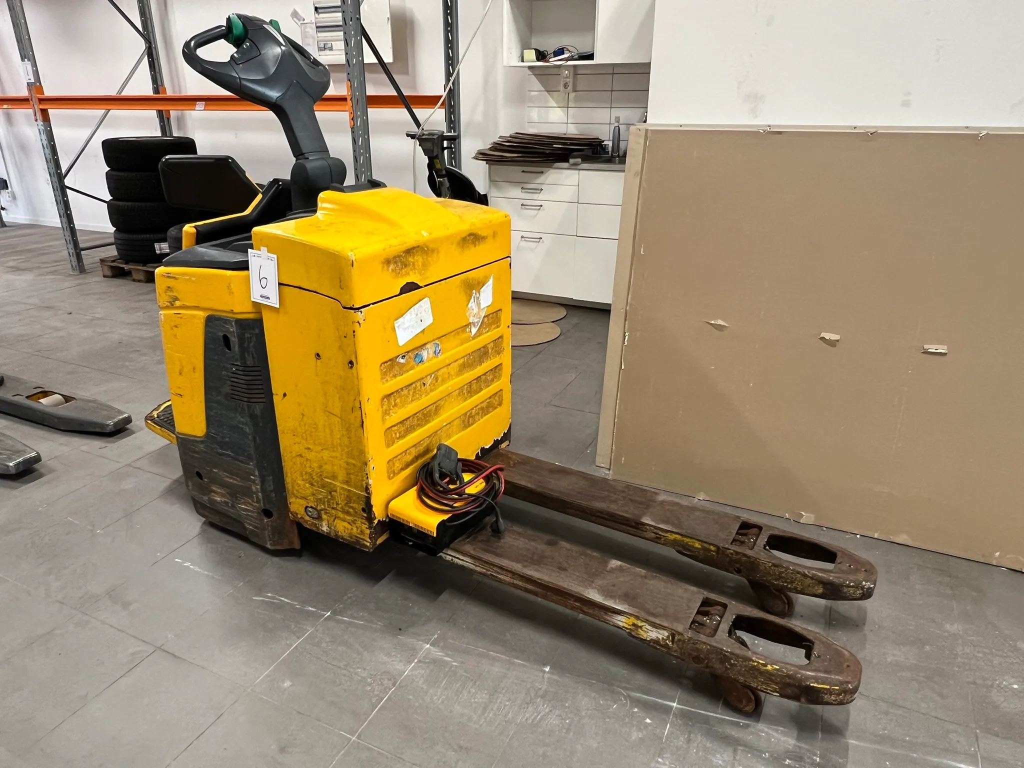 Låglyftande ledtruck Jungheinrich