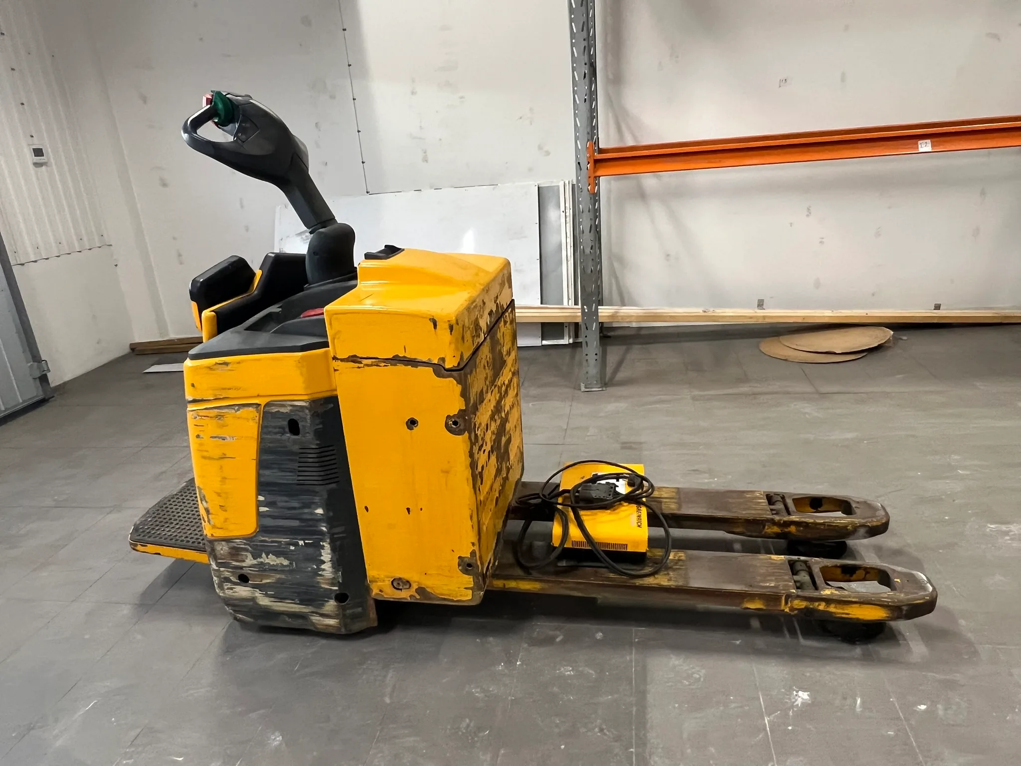 Låglyftande ledtruck Jungheinrich